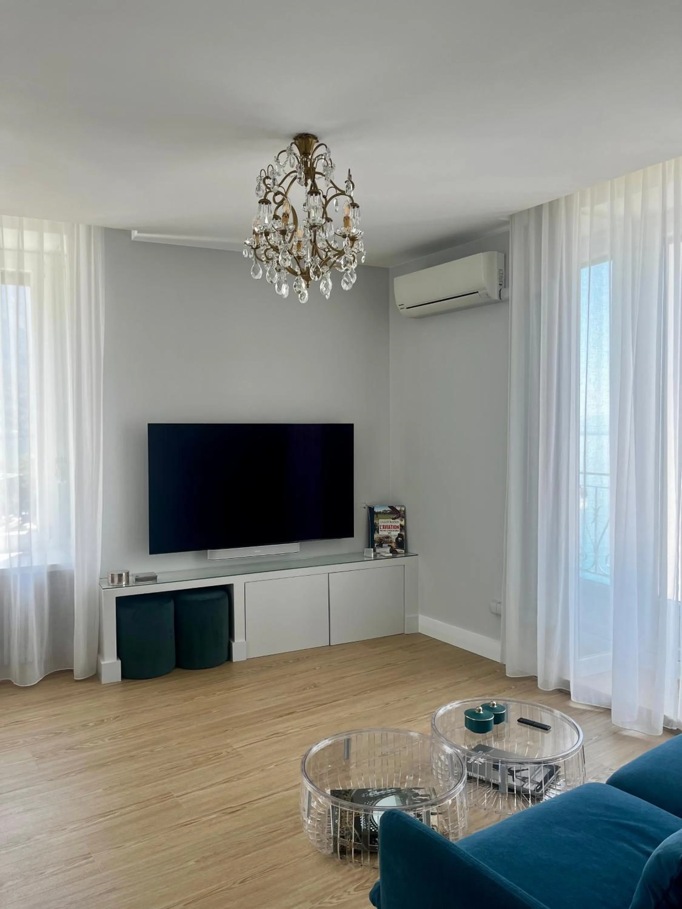 Communal lounge/ TV room in Hotel Eden Palace au Lac