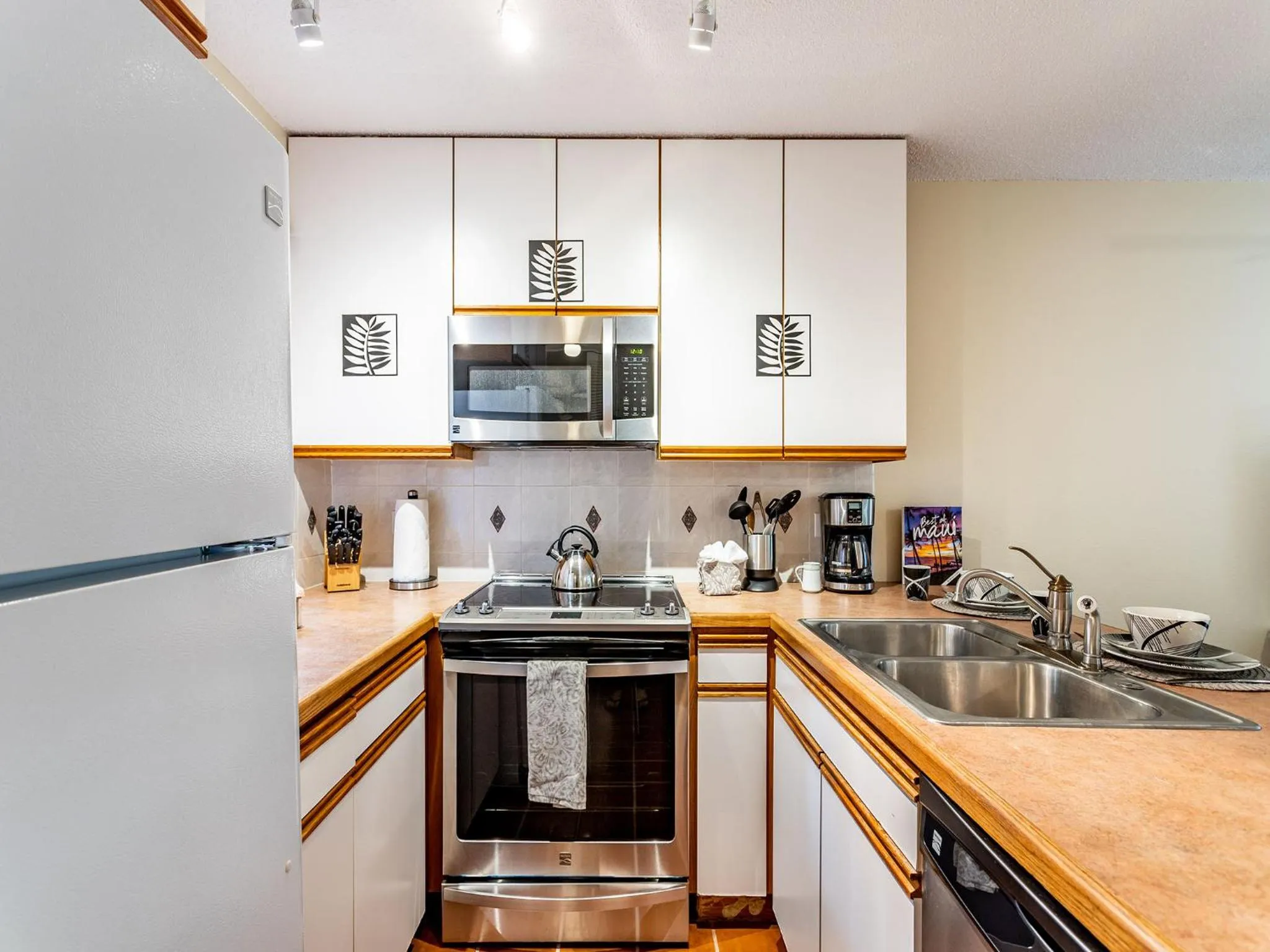 Kitchen or kitchenette in Wailea Ekahi 52B