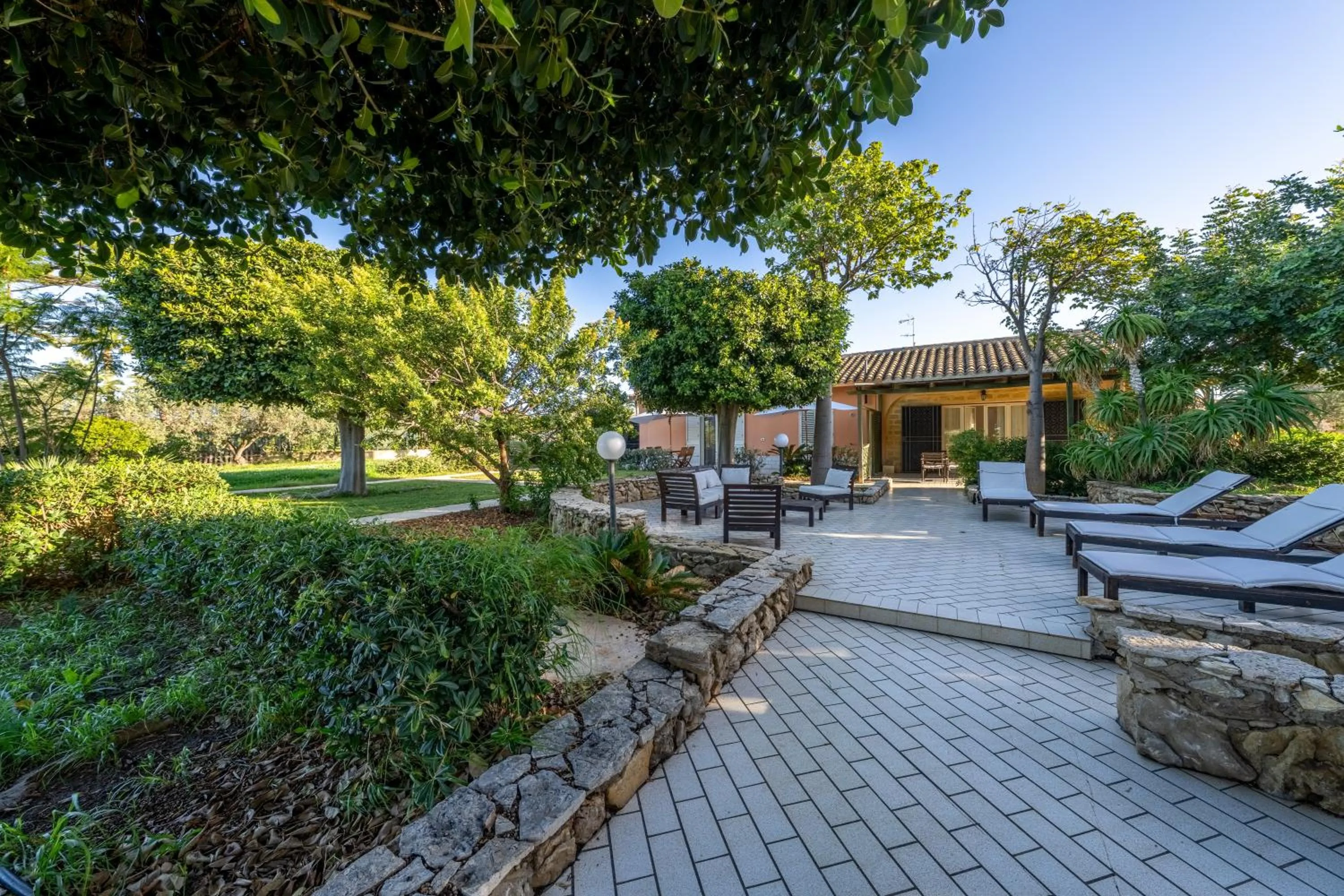 Garden in Villa Carlotta Resort