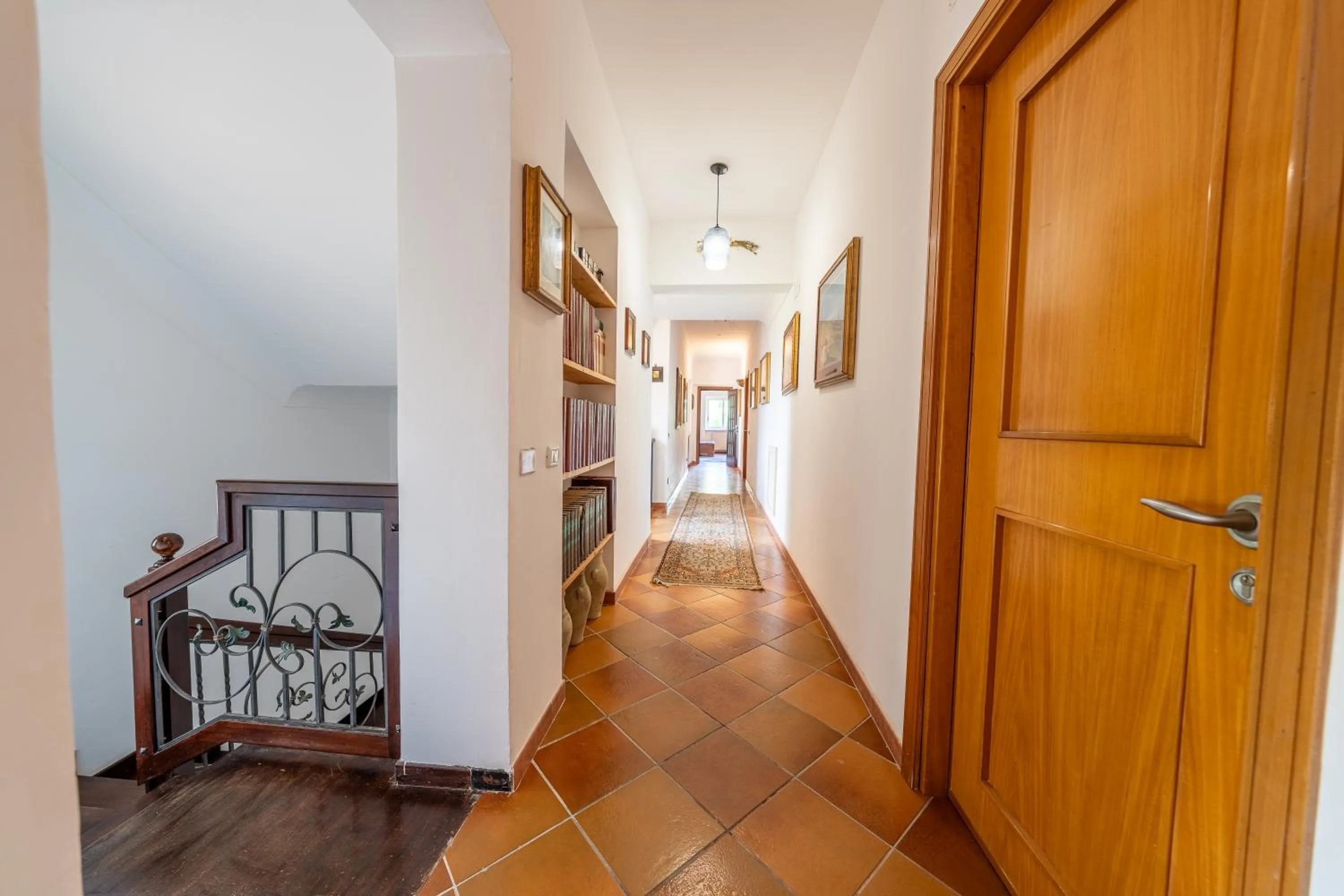 Library, Bed in Villa Carlotta Resort