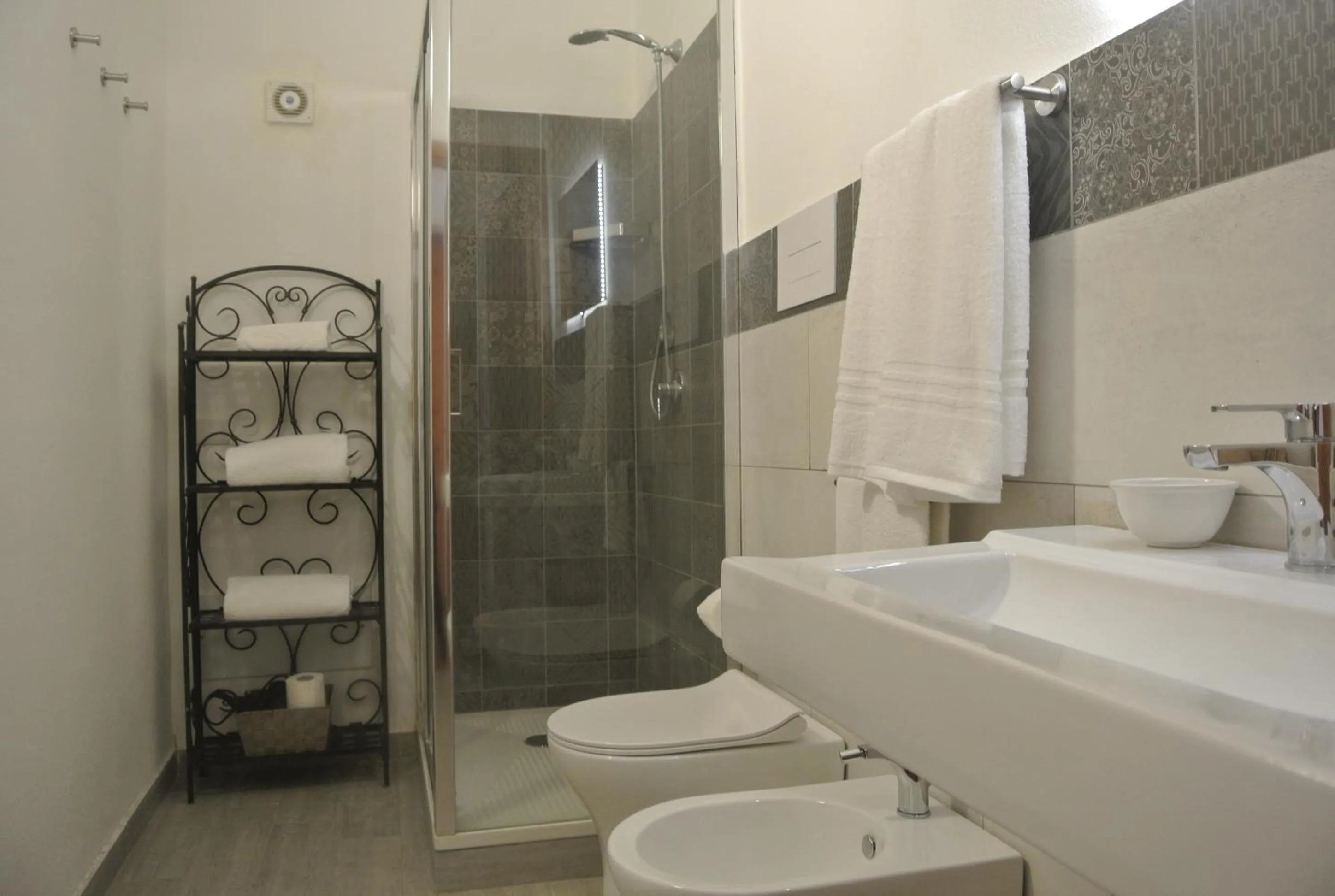 Bathroom in Villa Carlotta Resort