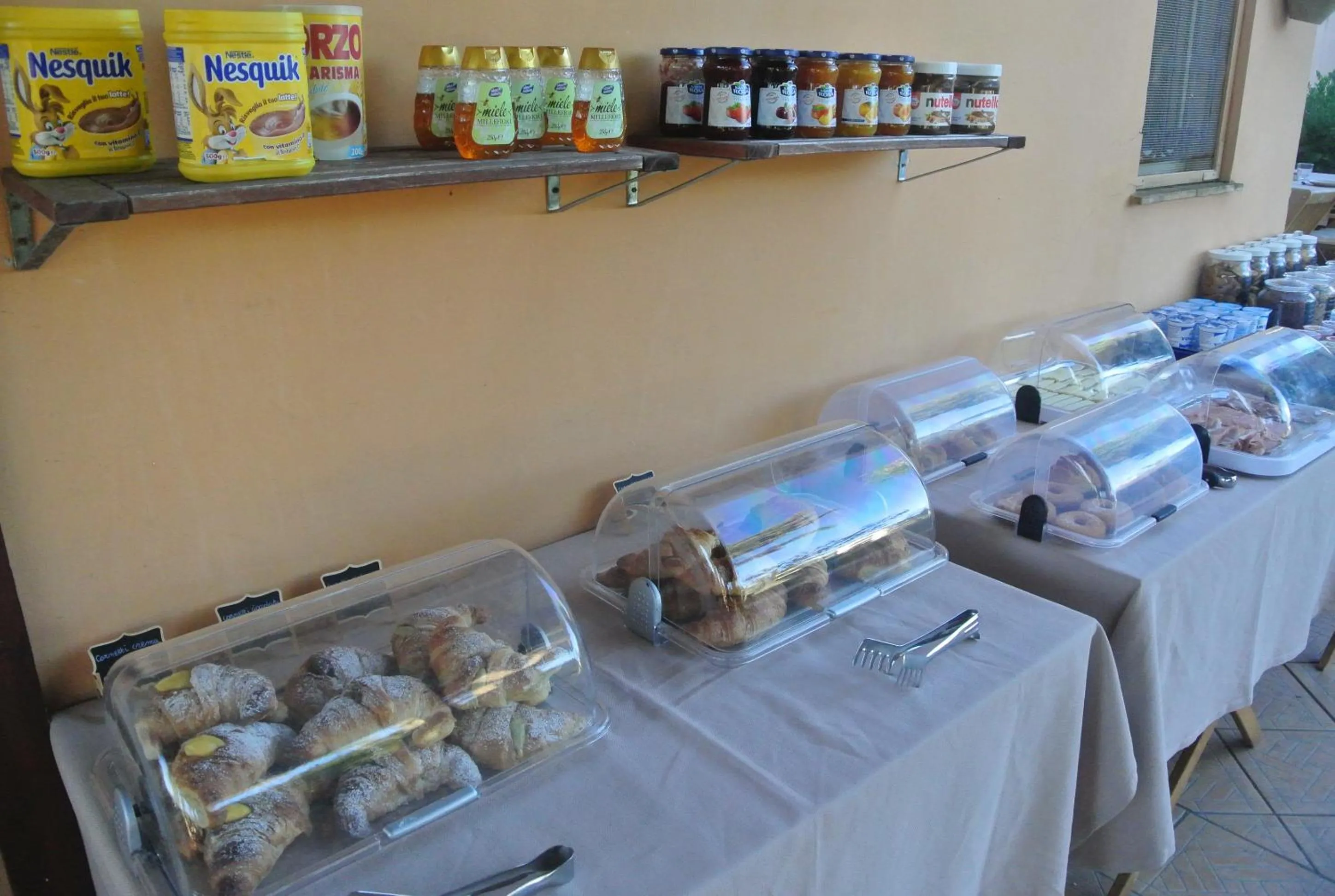 Buffet breakfast in Villa Carlotta Resort