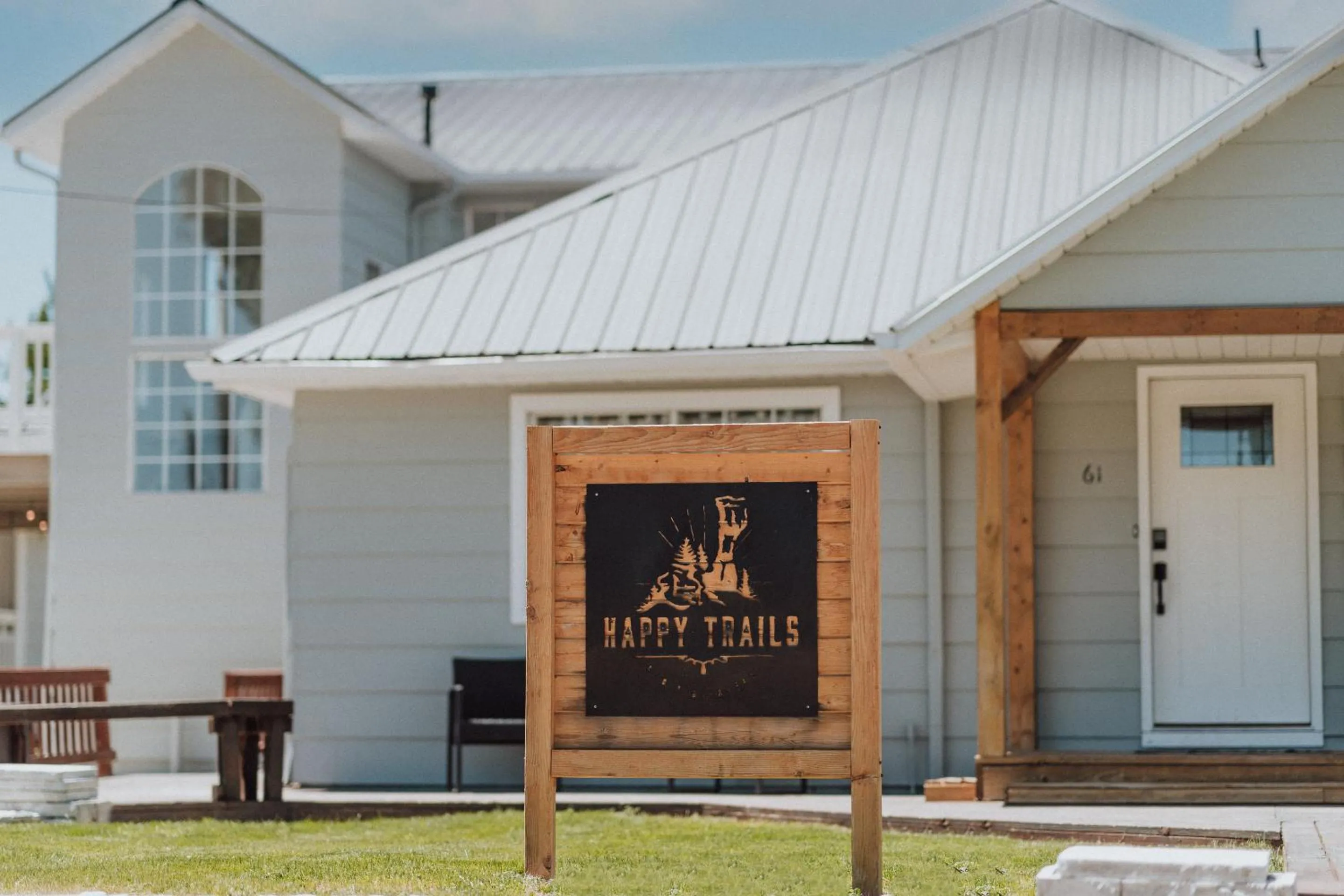 Property building in Happy Trails Bed and Breakfast