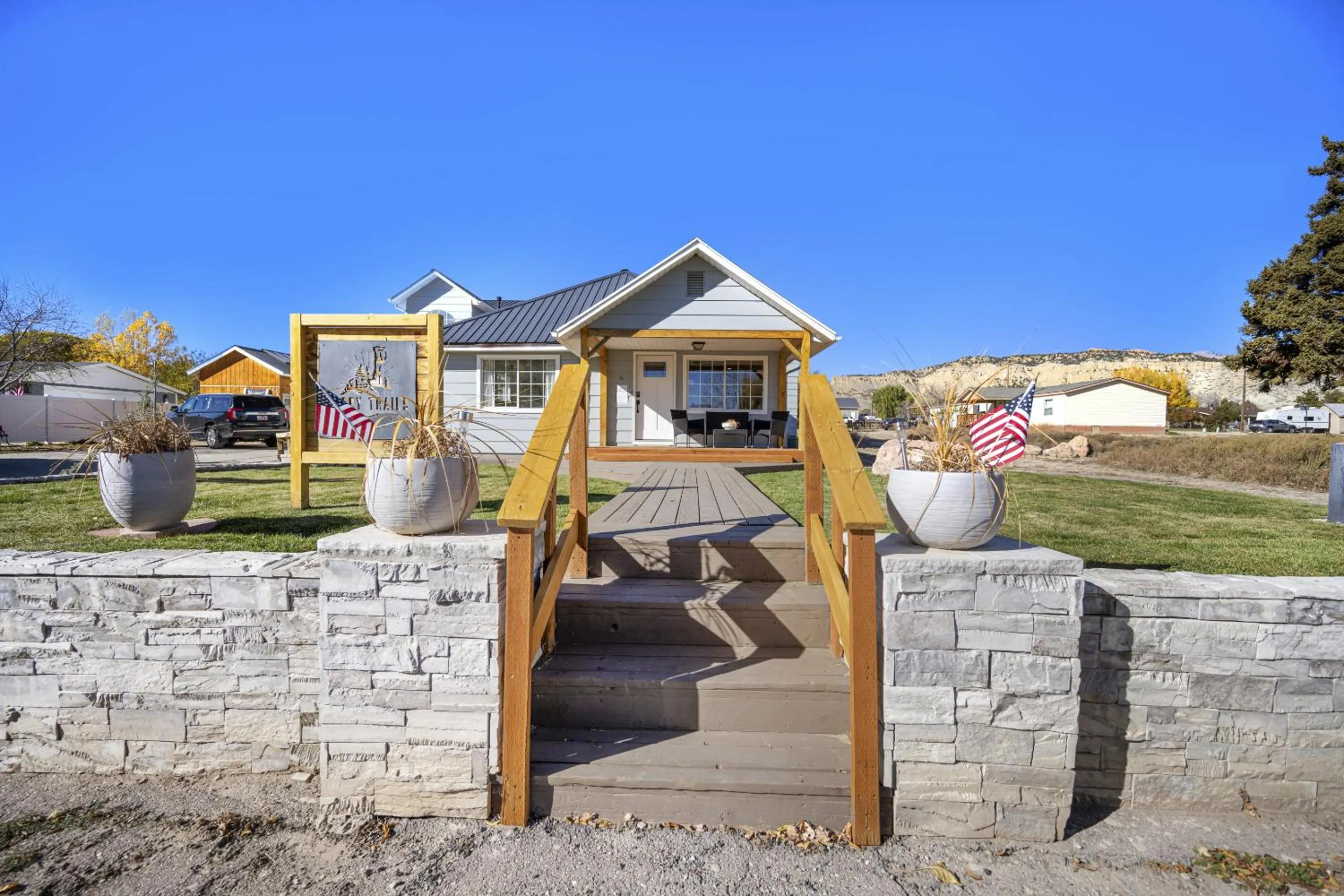 Property building in Happy Trails Bed and Breakfast