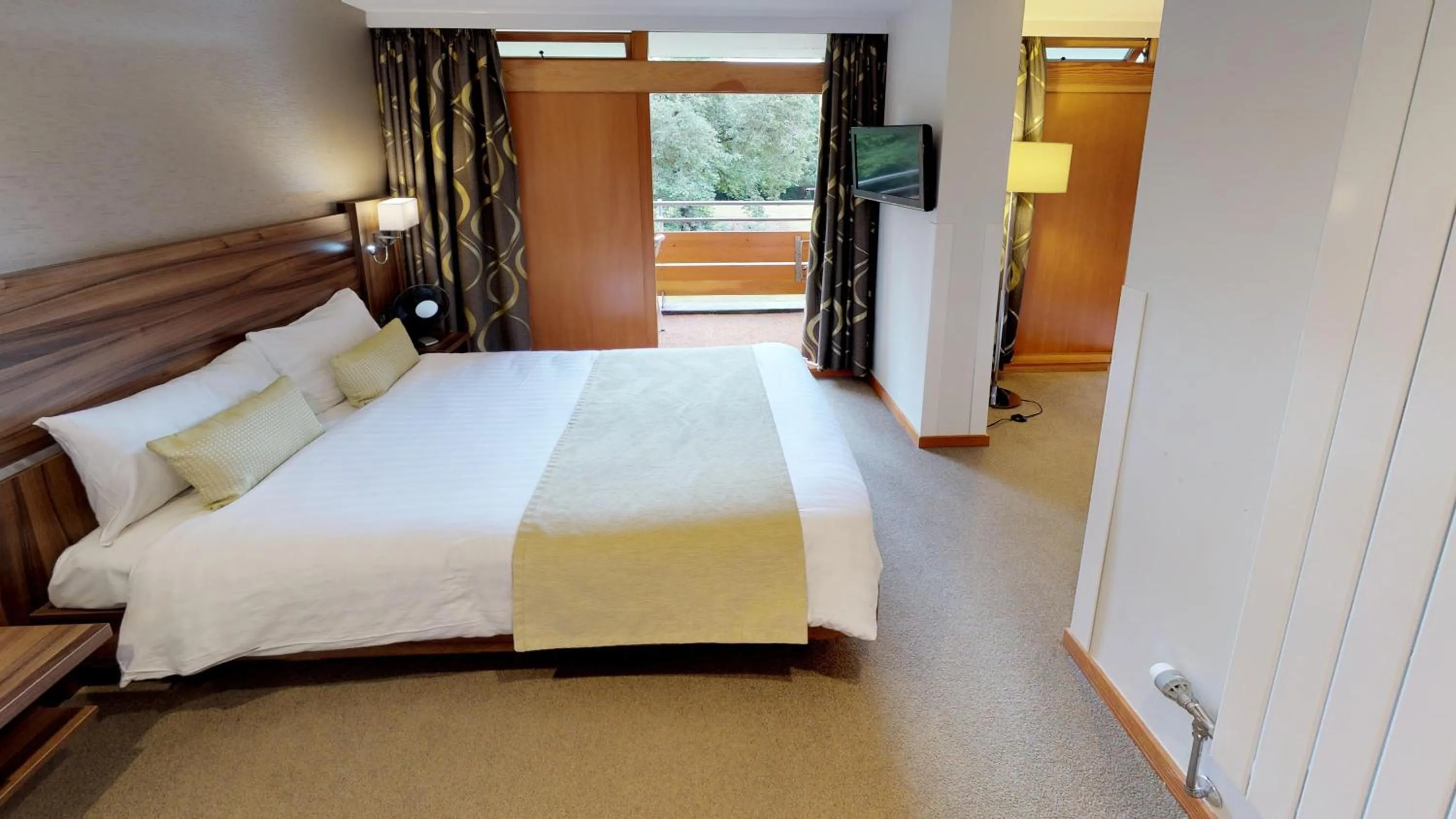 Bedroom in College Court Hotel