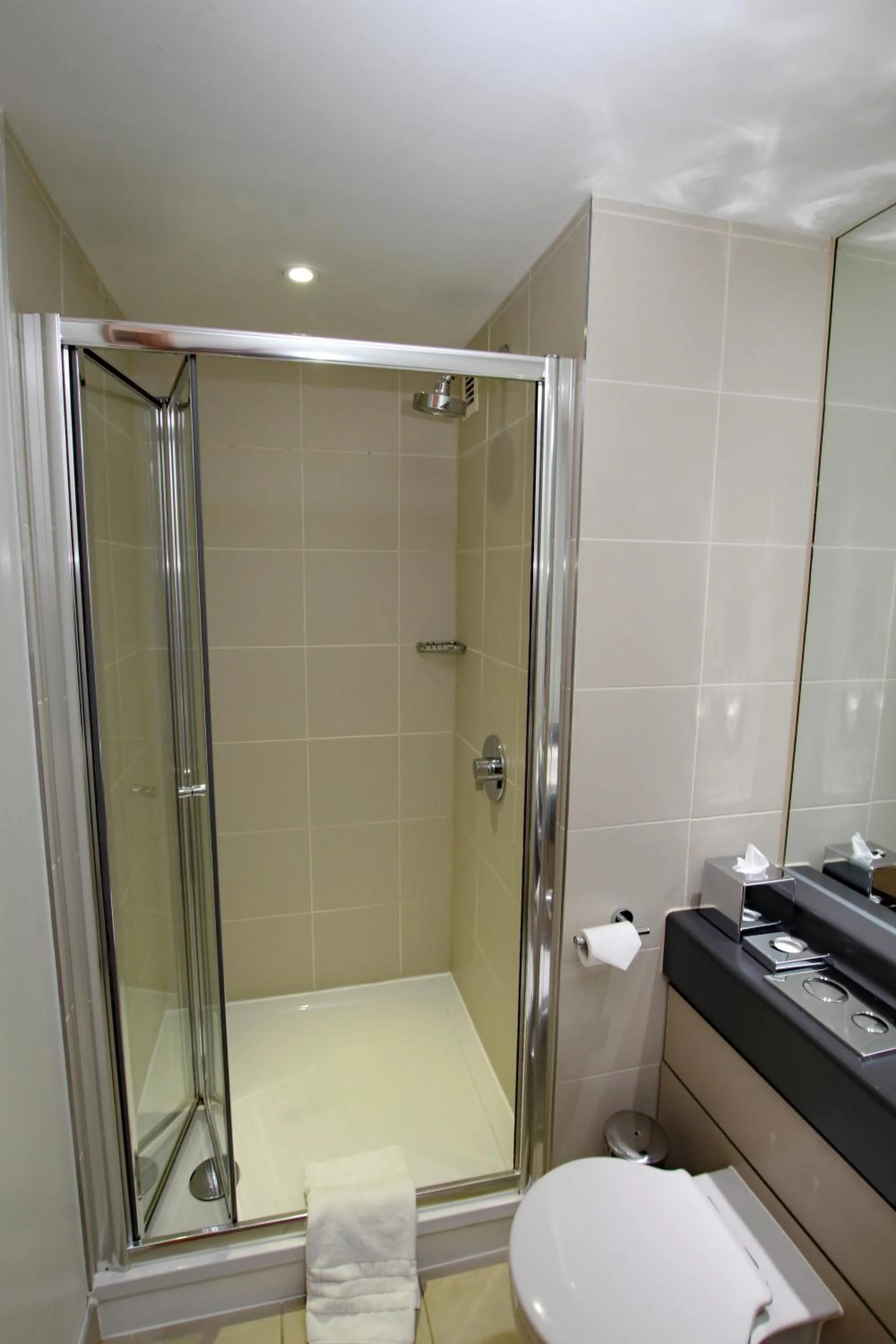 Bathroom in College Court Hotel