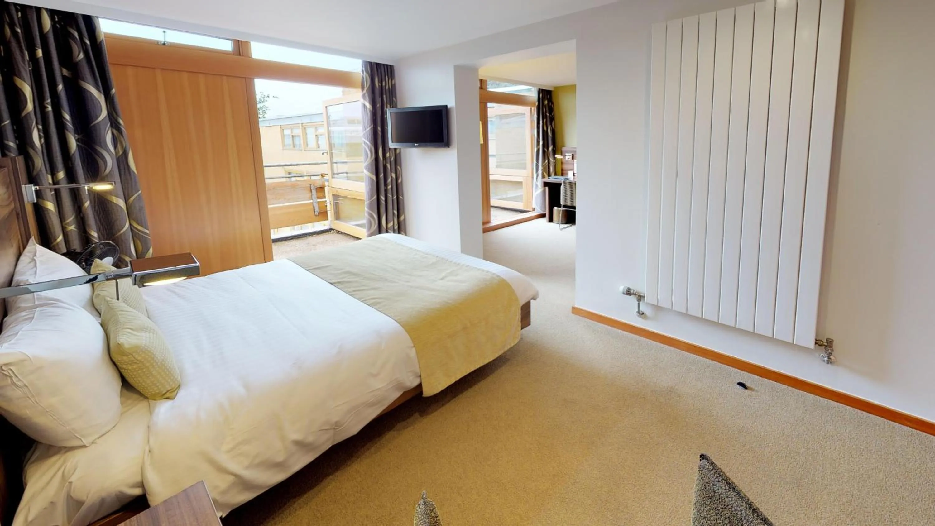 Photo of the whole room in College Court Hotel