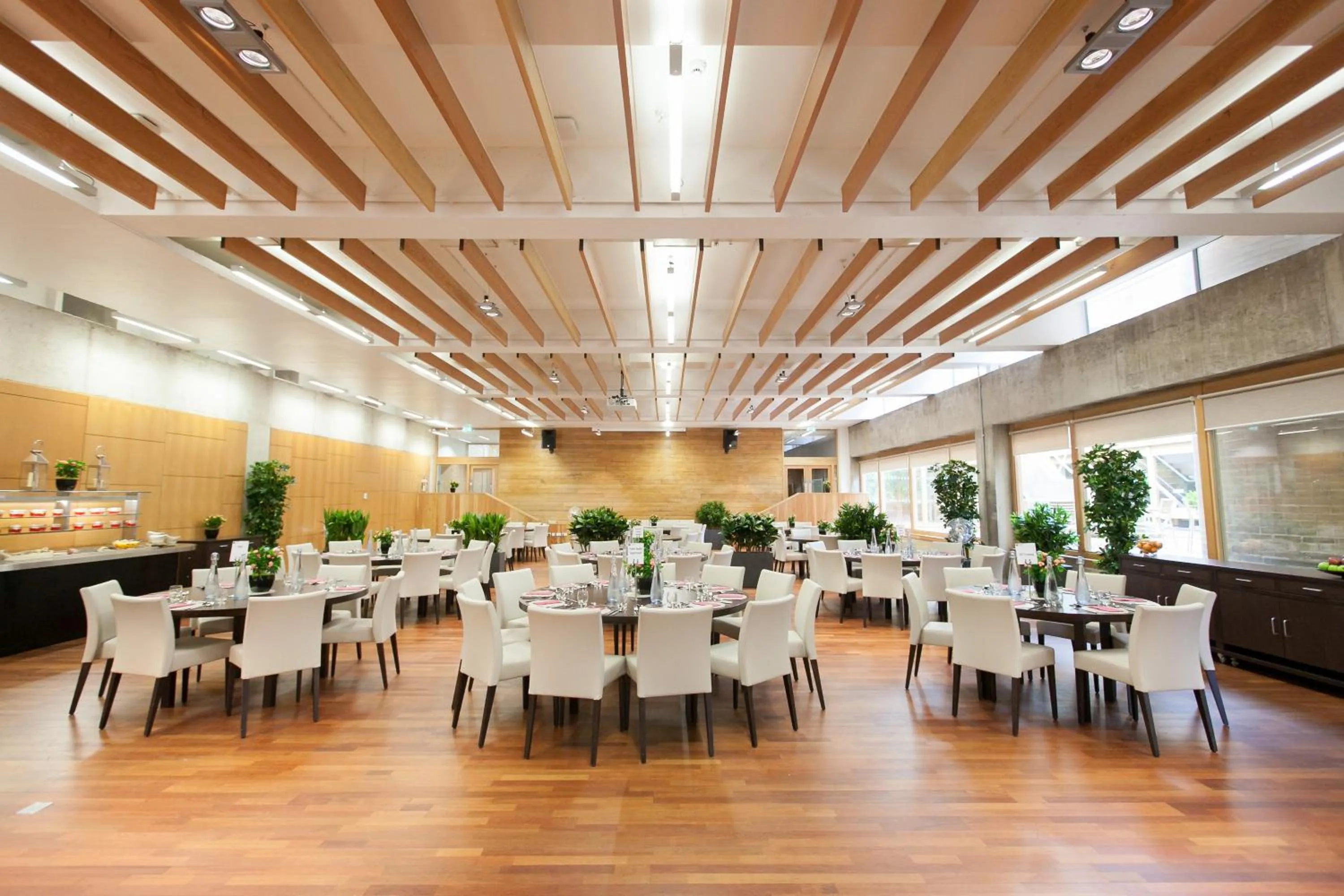 Restaurant/places to eat in College Court Hotel