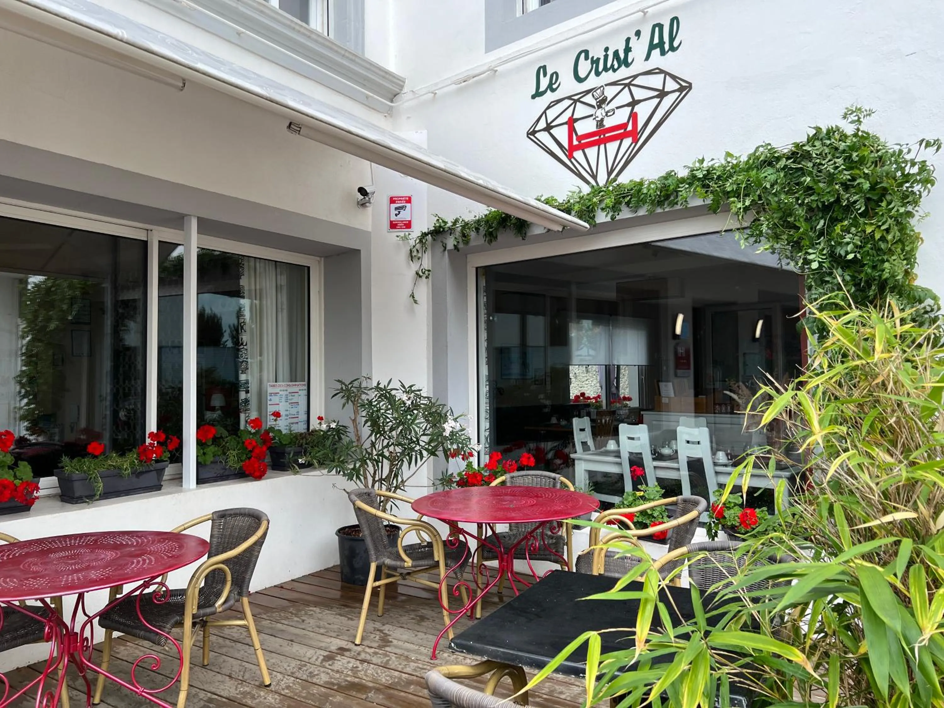 Property building in Le Crist'Al, hôtel climatisé, front de mer, proche du centre ville, et solution de restauration