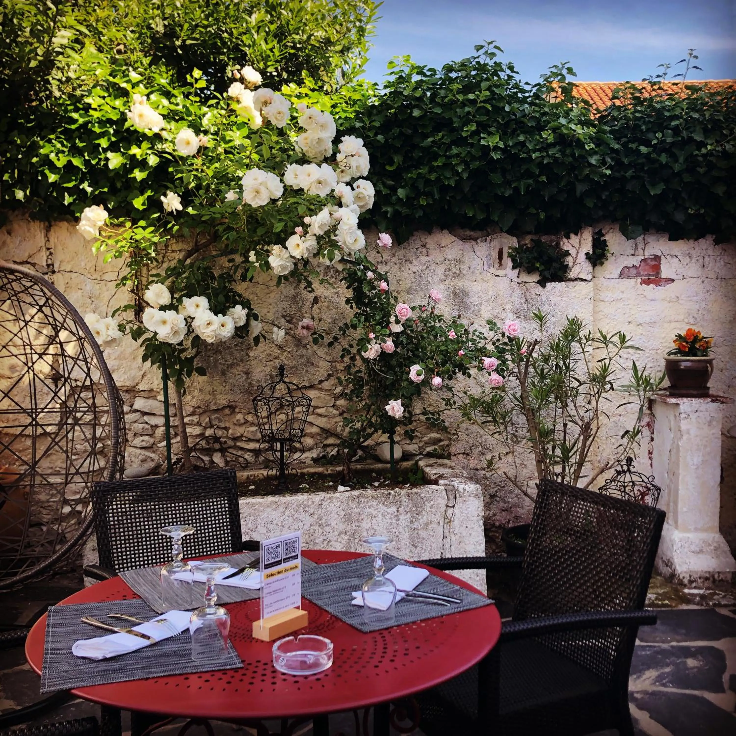 Patio in Le Crist'Al, hôtel climatisé, front de mer, proche du centre ville, et solution de restauration