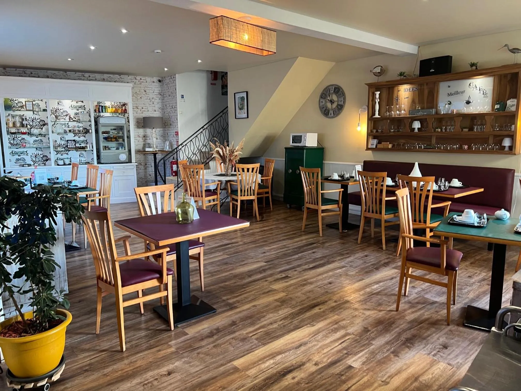 Buffet breakfast in Le Crist'Al, hôtel climatisé, front de mer, proche du centre ville, et solution de restauration