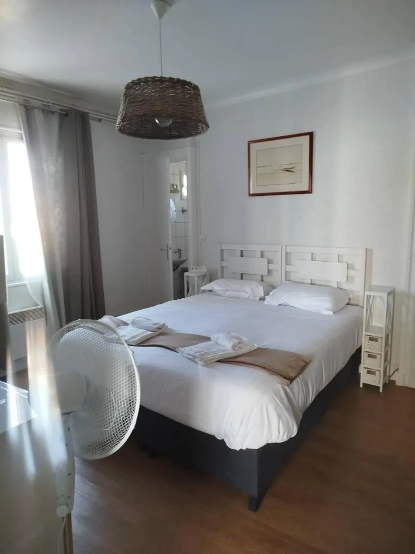 Photo of the whole room, Bed in Le Crist'Al, hôtel climatisé, front de mer, proche du centre ville, et solution de restauration