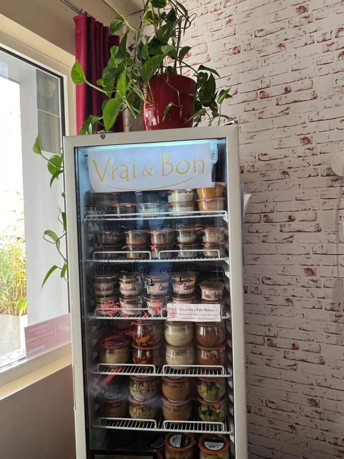 Meals in Le Crist'Al, hôtel climatisé, front de mer, proche du centre ville, et solution de restauration