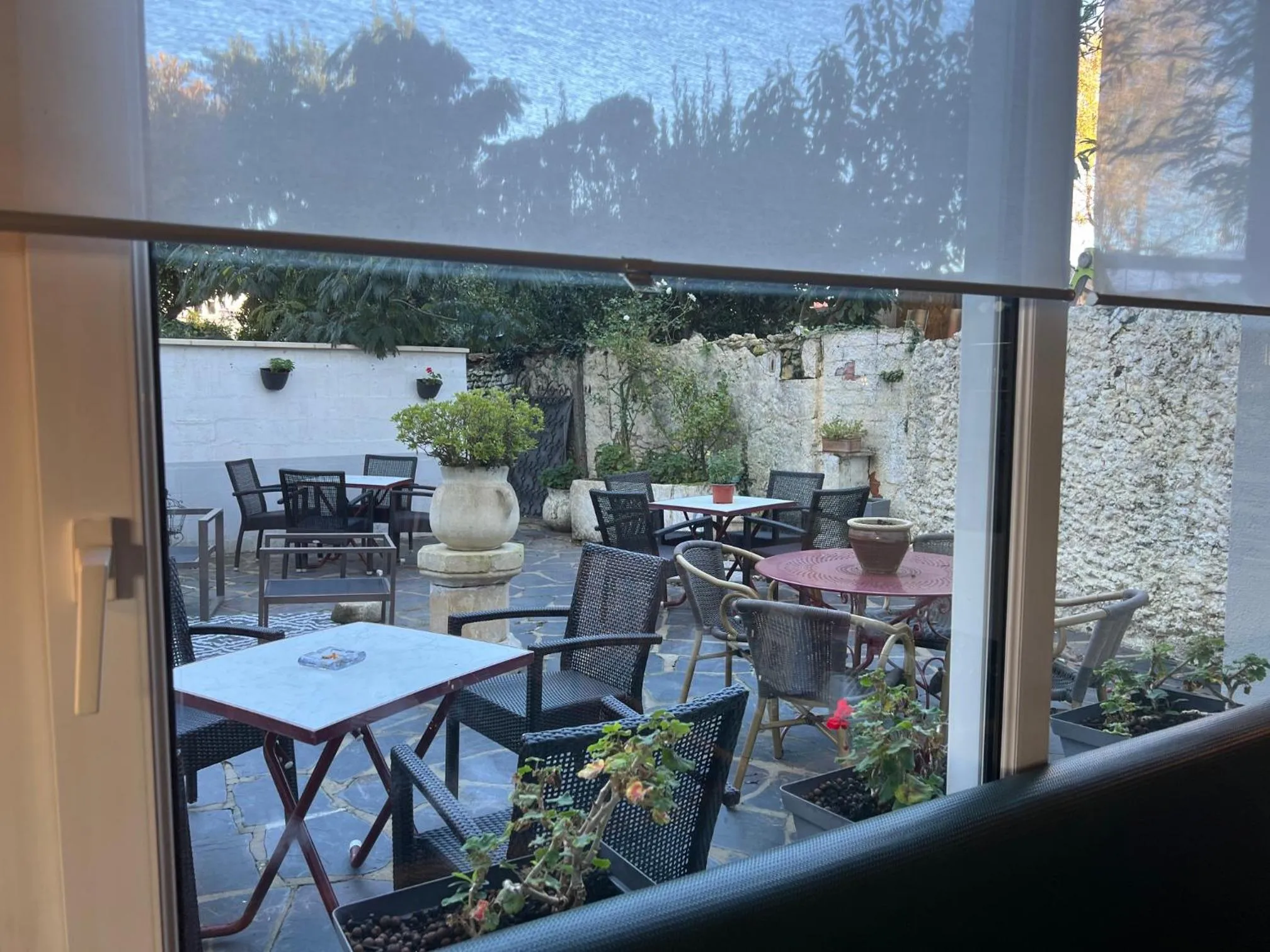 Patio in Le Crist'Al, hôtel climatisé, front de mer, proche du centre ville, et solution de restauration