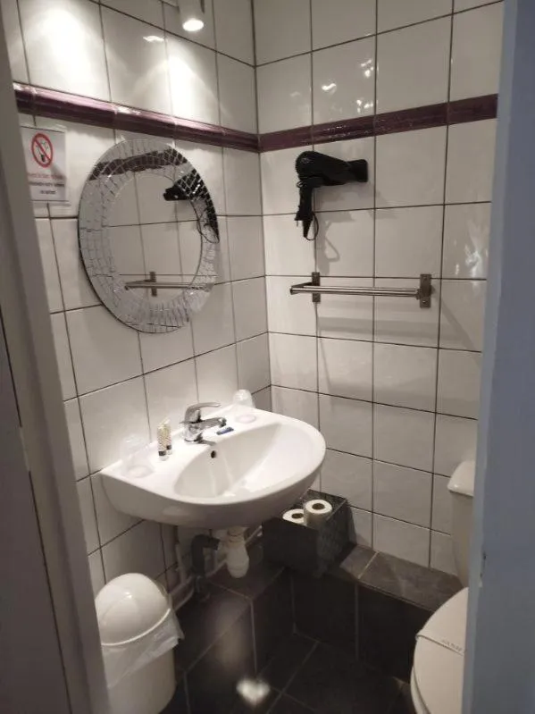 Bathroom in Le Crist'Al, hôtel climatisé, front de mer, proche du centre ville, et solution de restauration