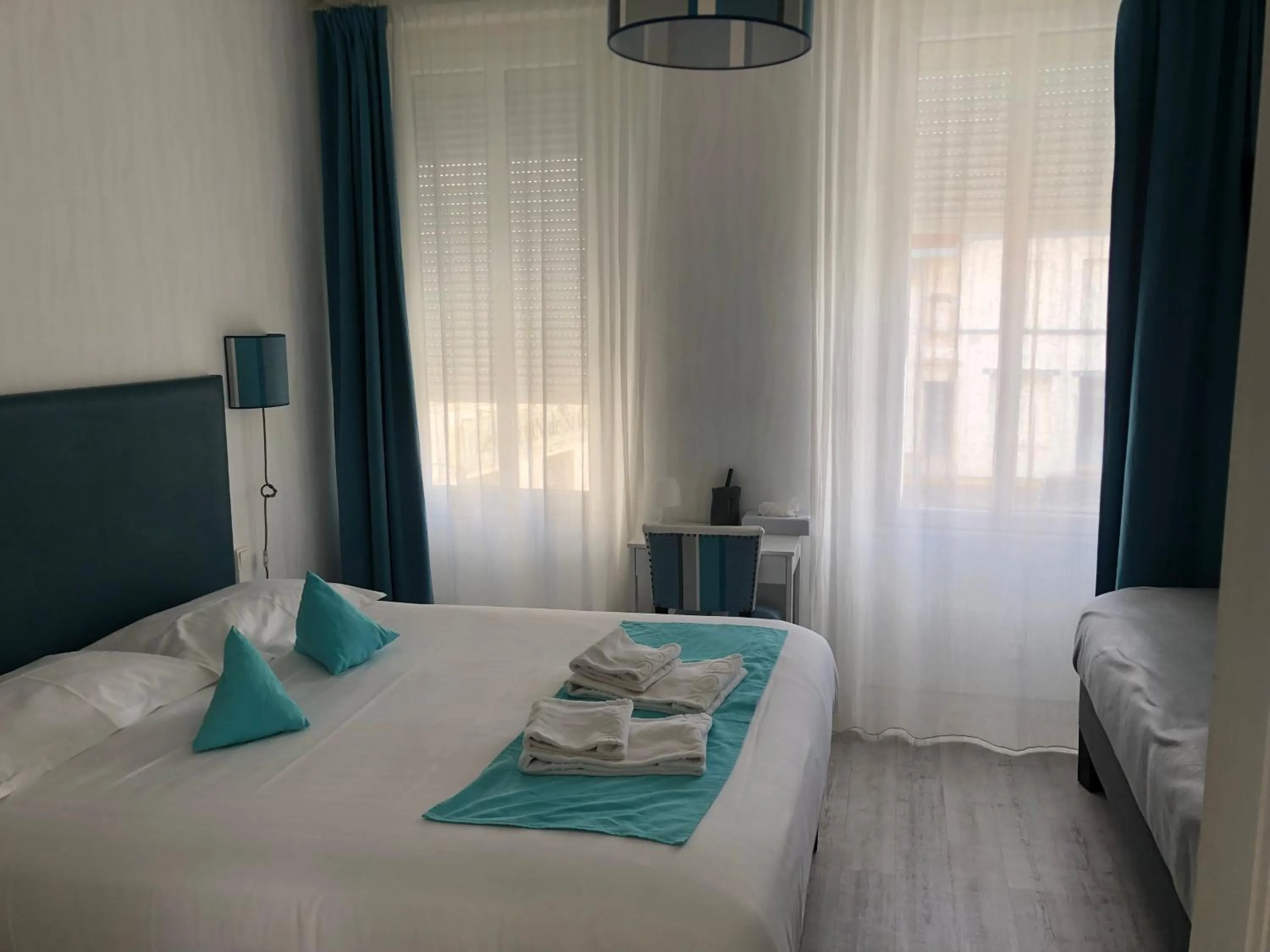 Photo of the whole room, Bed in Le Crist'Al, hôtel climatisé, front de mer, proche du centre ville, et solution de restauration