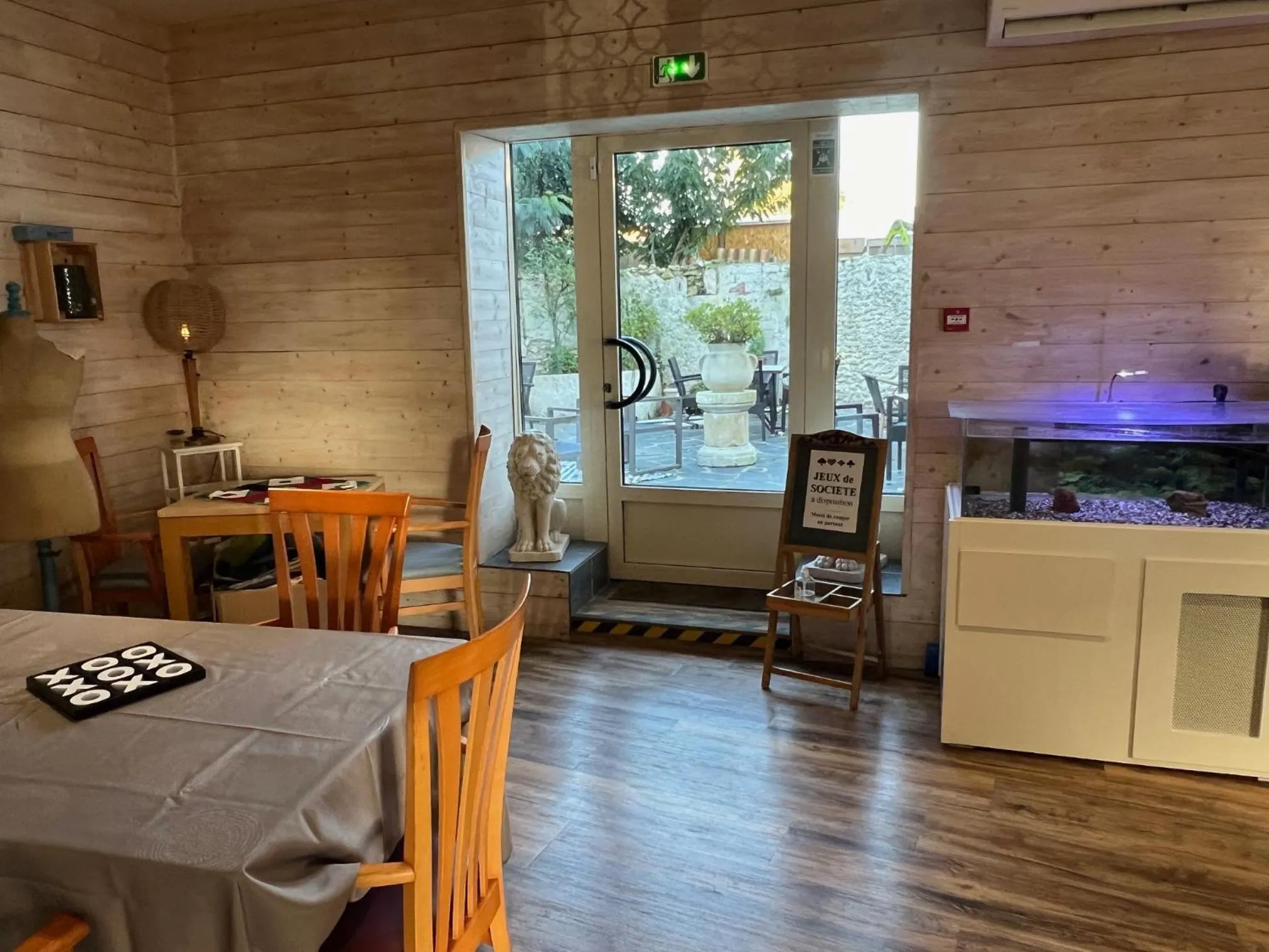 Game Room in Le Crist'Al, hôtel climatisé, front de mer, proche du centre ville, et solution de restauration