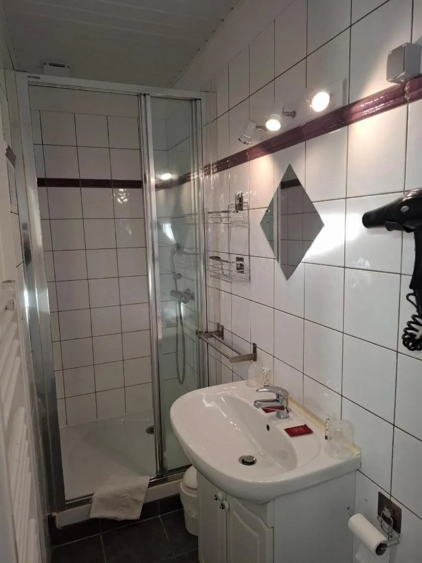 Shower in Le Crist'Al, hôtel climatisé, front de mer, proche du centre ville, et solution de restauration