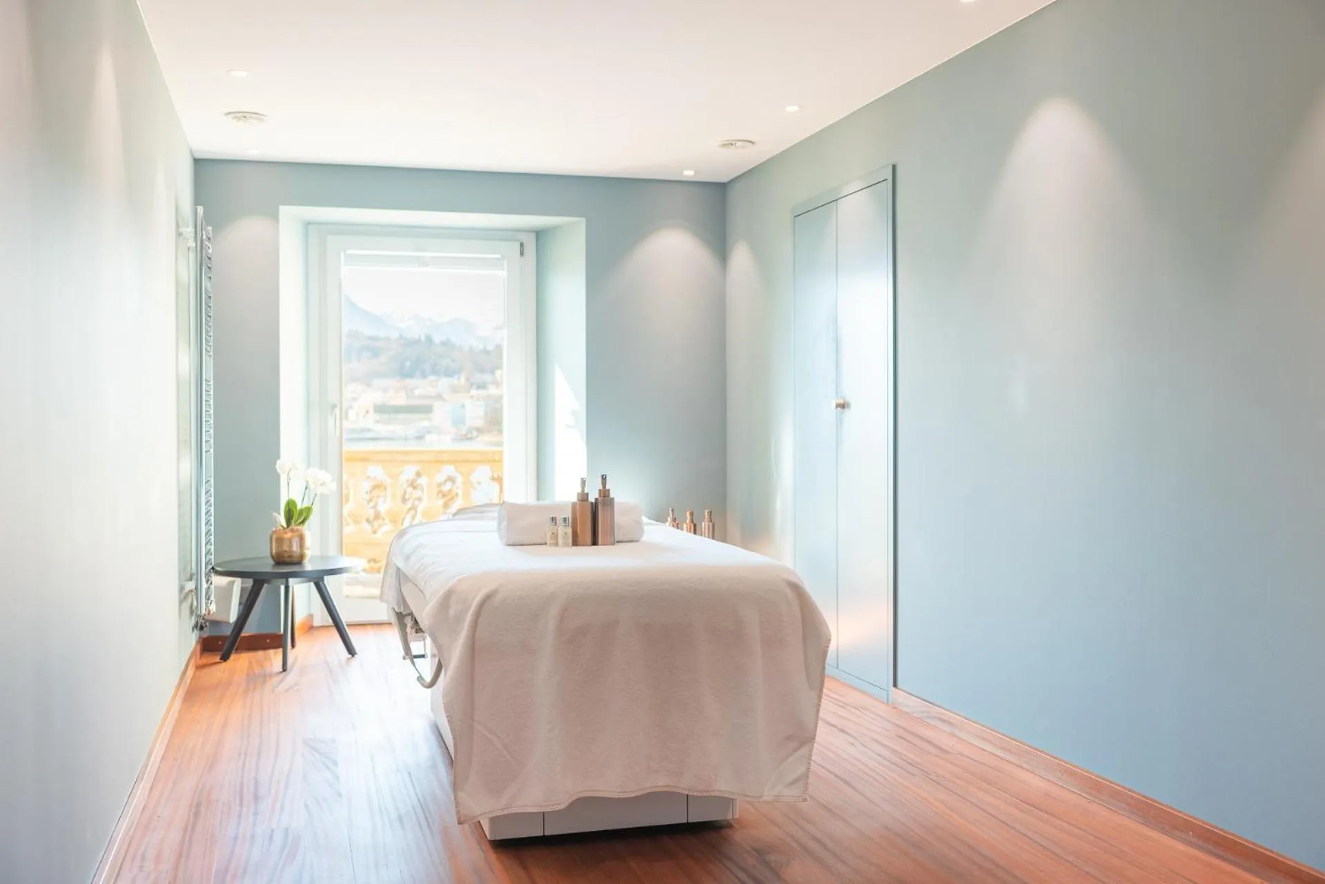 Swimming pool, Bed in Grand Hotel National Luzern