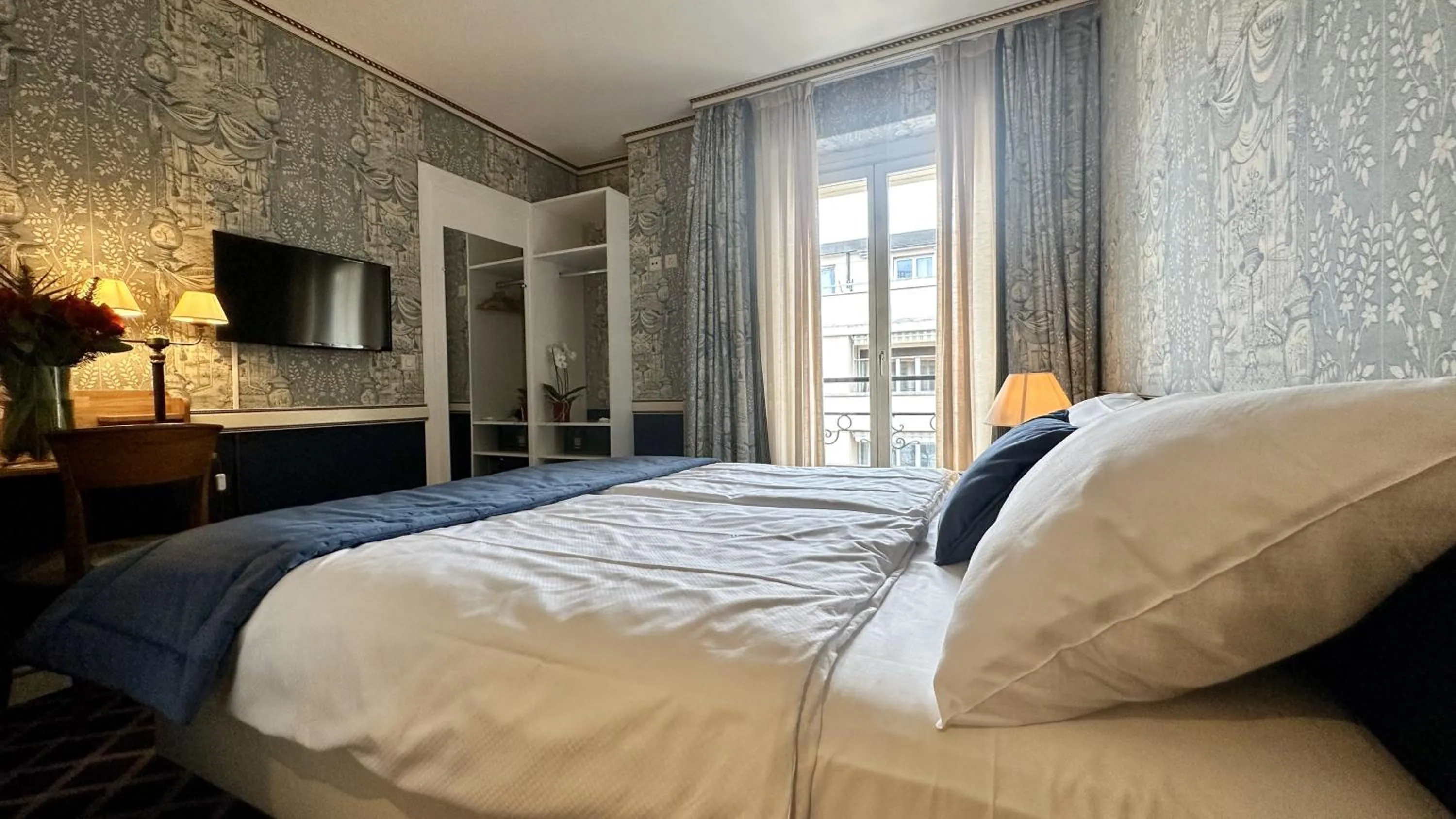 Photo of the whole room, Bed in Carlton Lausanne Boutique Hôtel