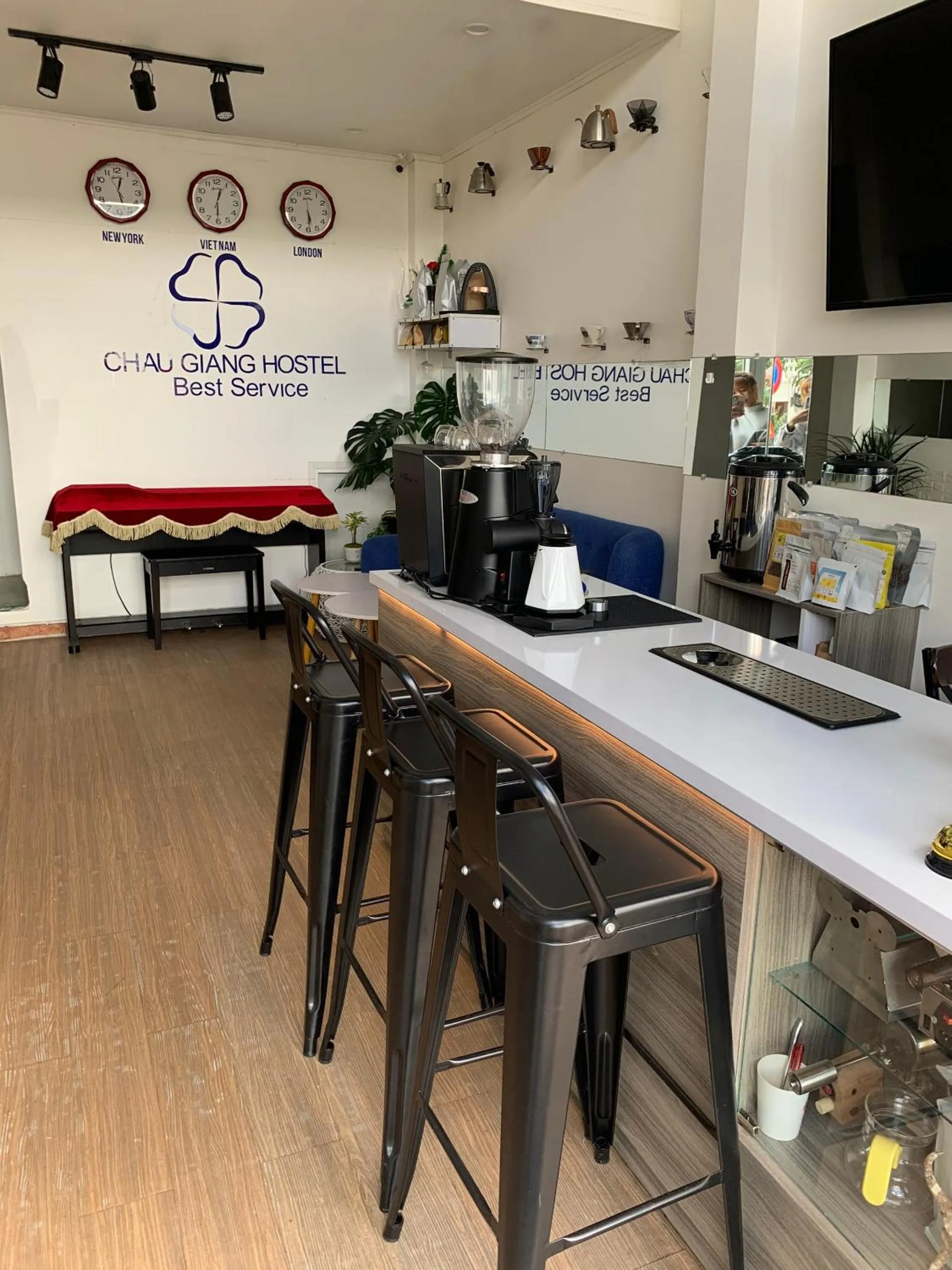 Communal lounge/ TV room in Chau Giang Hotel