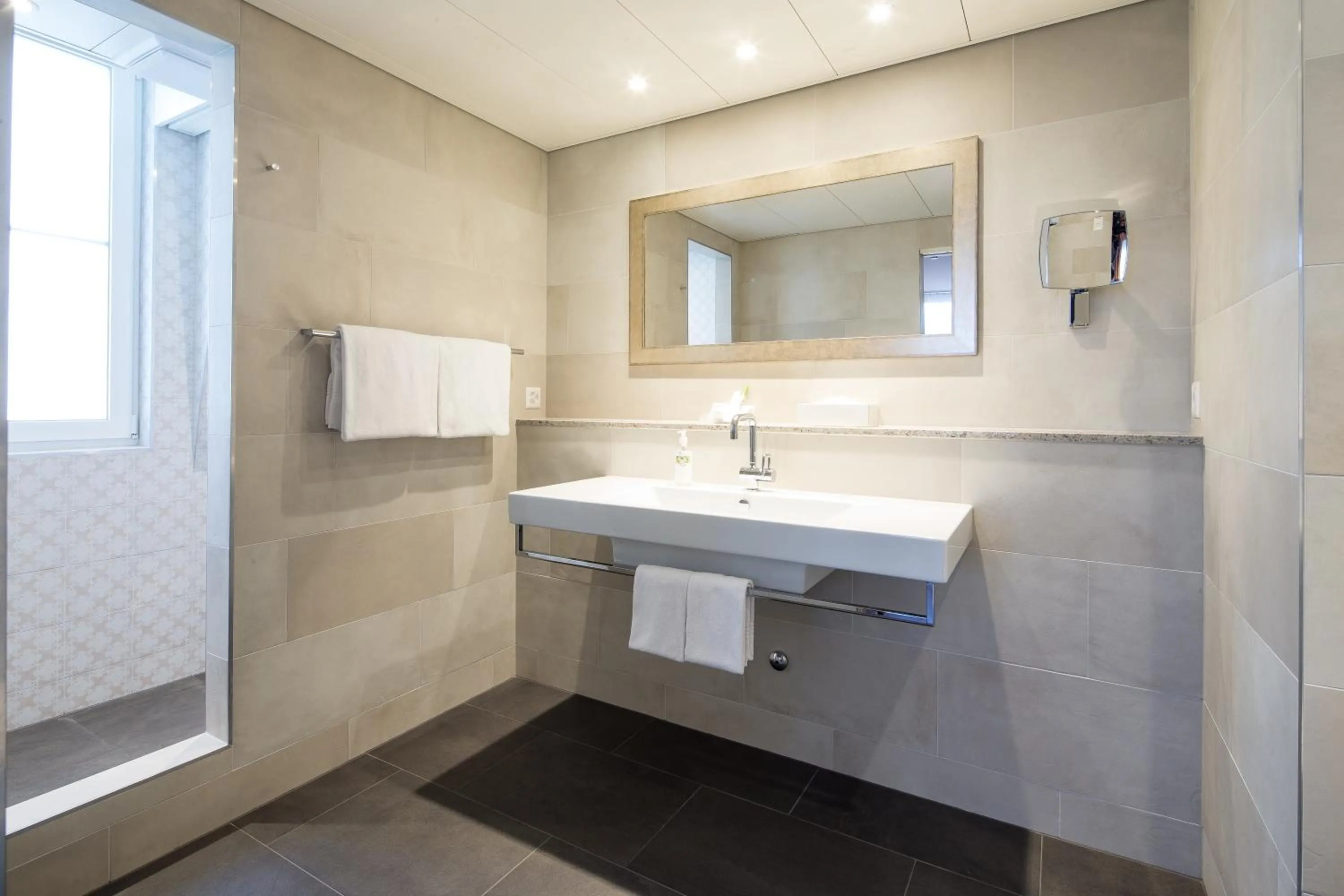 Bathroom in Hotel Schweizerhof Basel