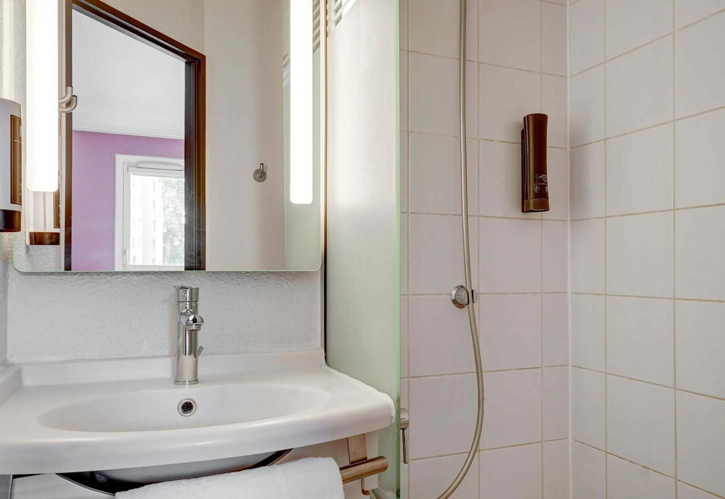 Bathroom in B&B HOTEL Marseille Parc Chanot