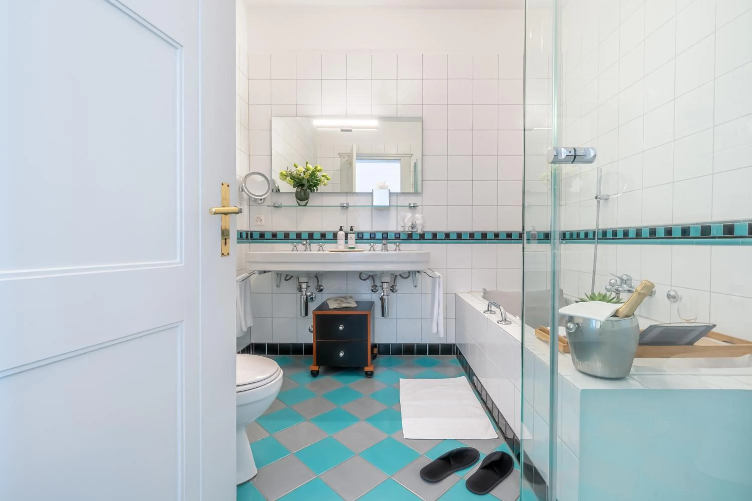 Bathroom, Kitchen/Kitchenette in Art Deco Hotel Montana