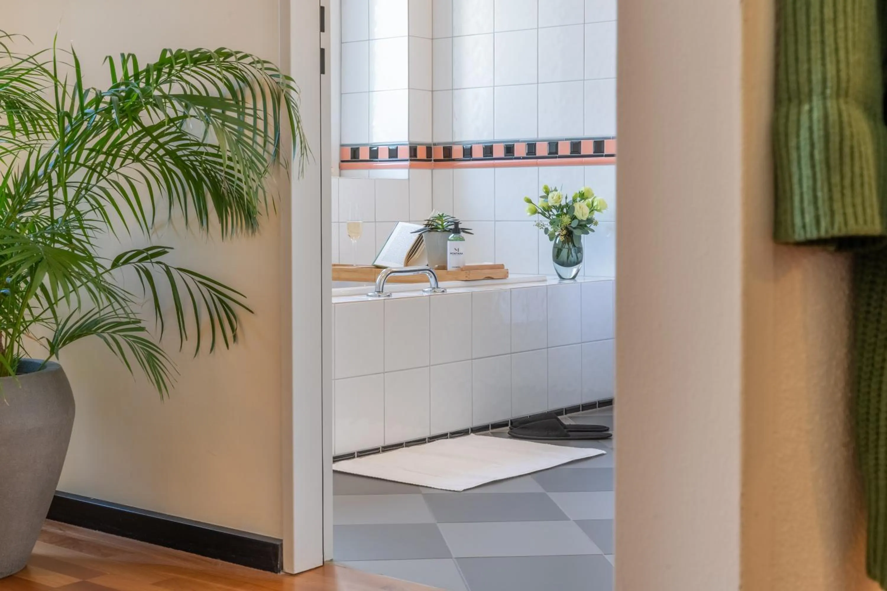 Bathroom, Kitchen/Kitchenette in Art Deco Hotel Montana