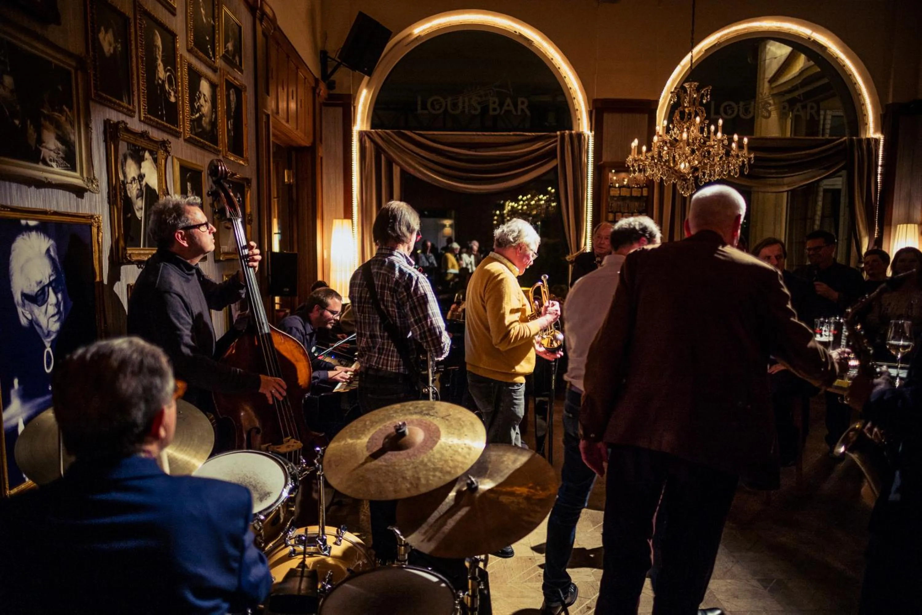 Evening entertainment in Art Deco Hotel Montana