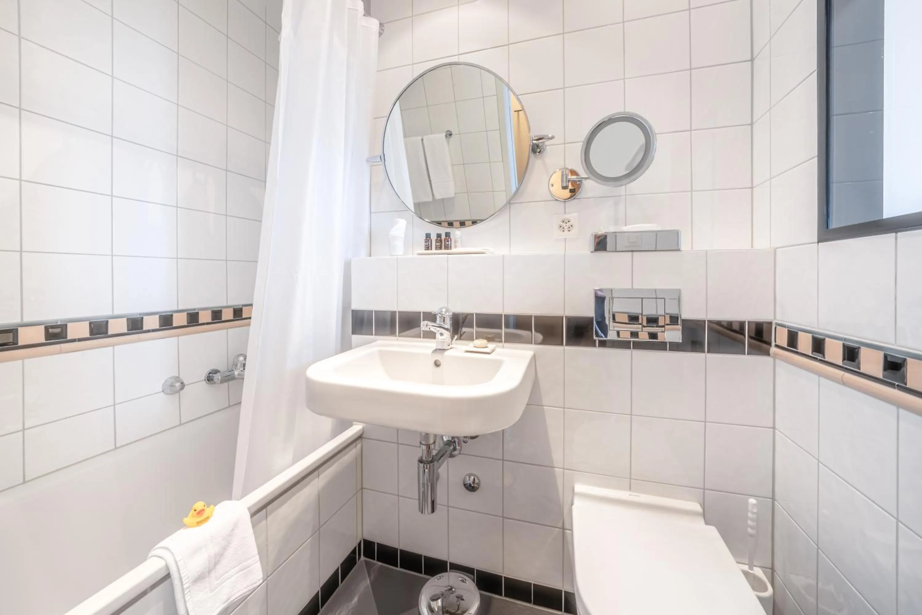 Bathroom in Art Deco Hotel Montana