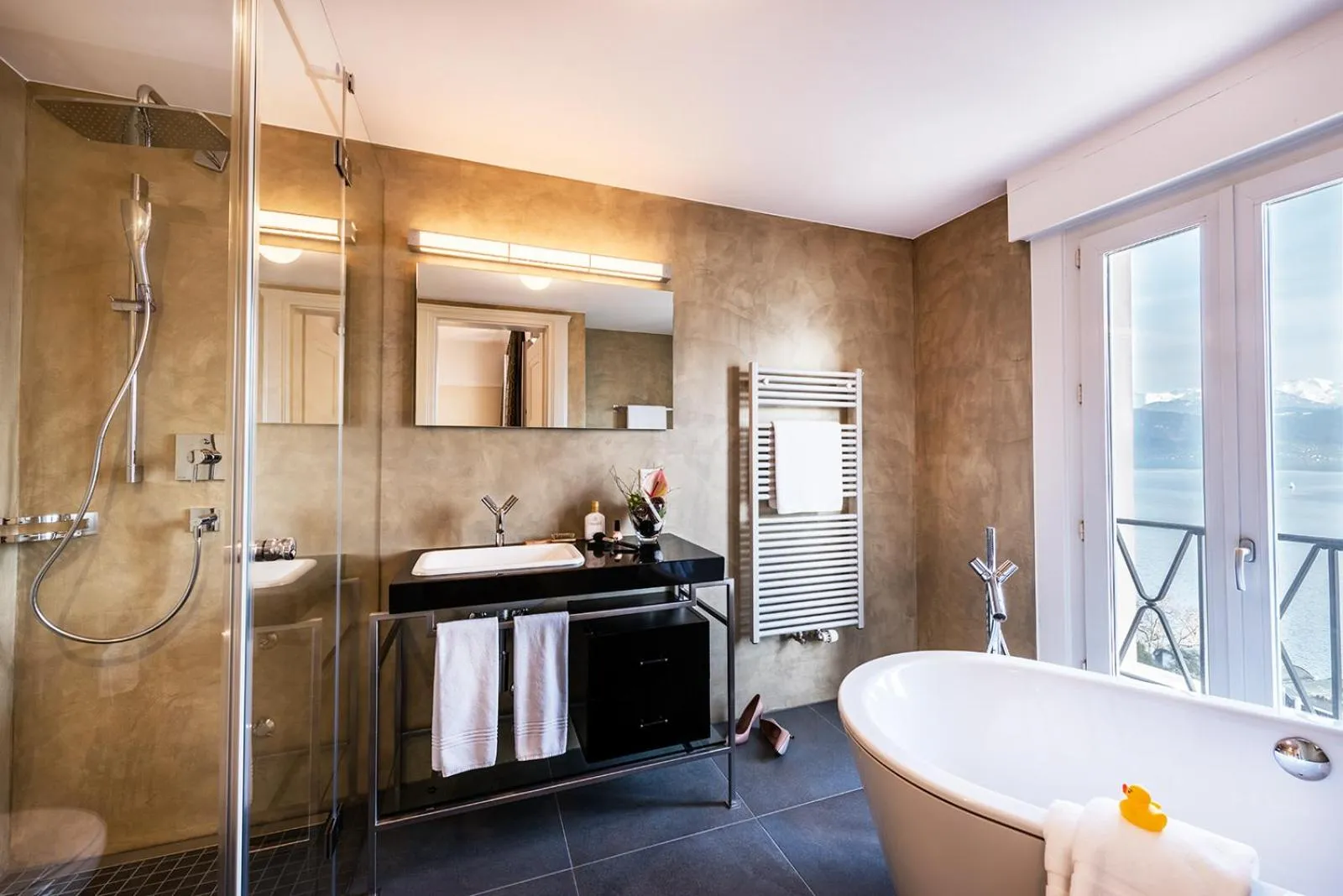 Bathroom in Art Deco Hotel Montana