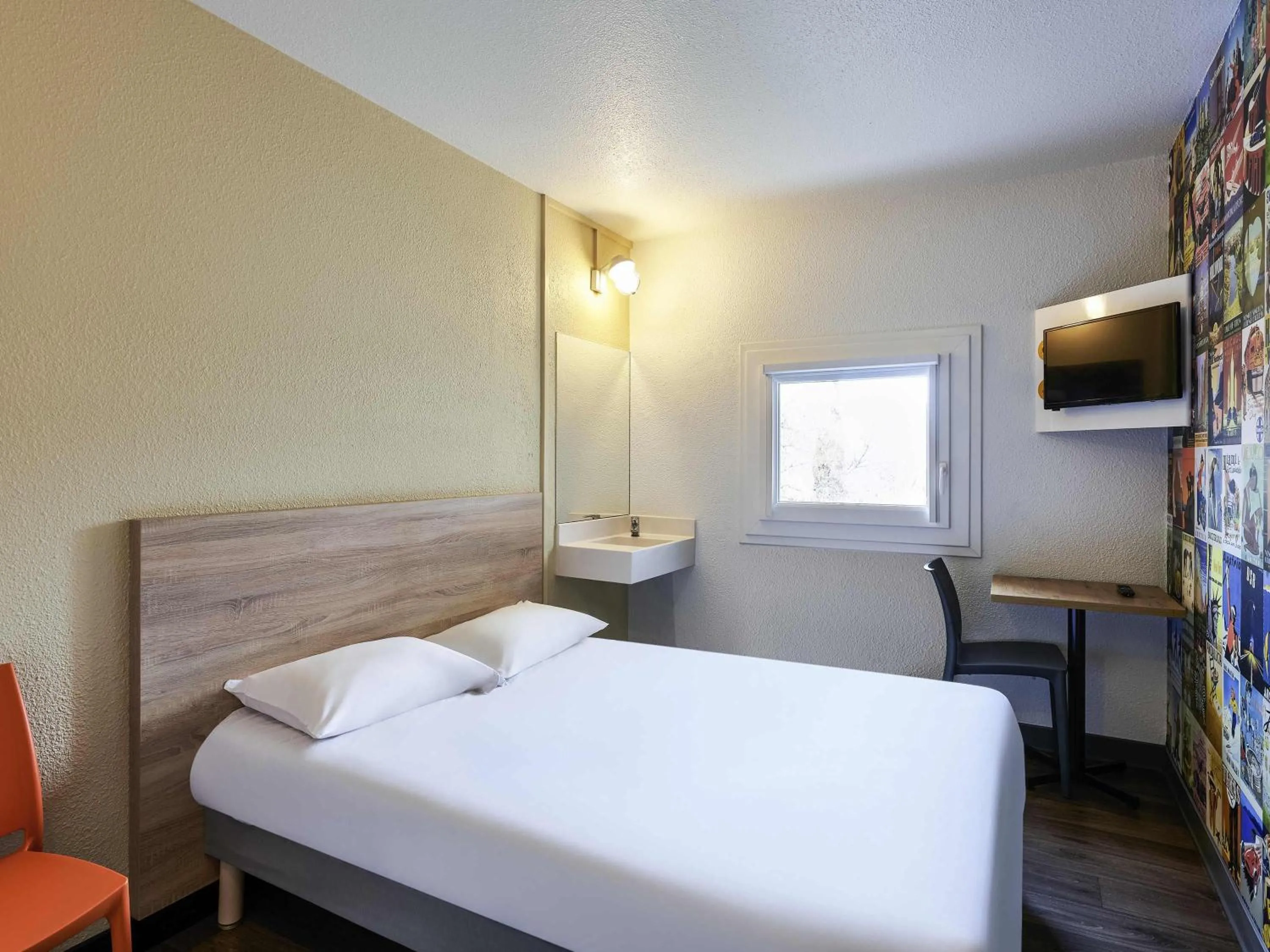 Standard Double Room with Shared Bathroom in hotelF1 Plan de Campagne