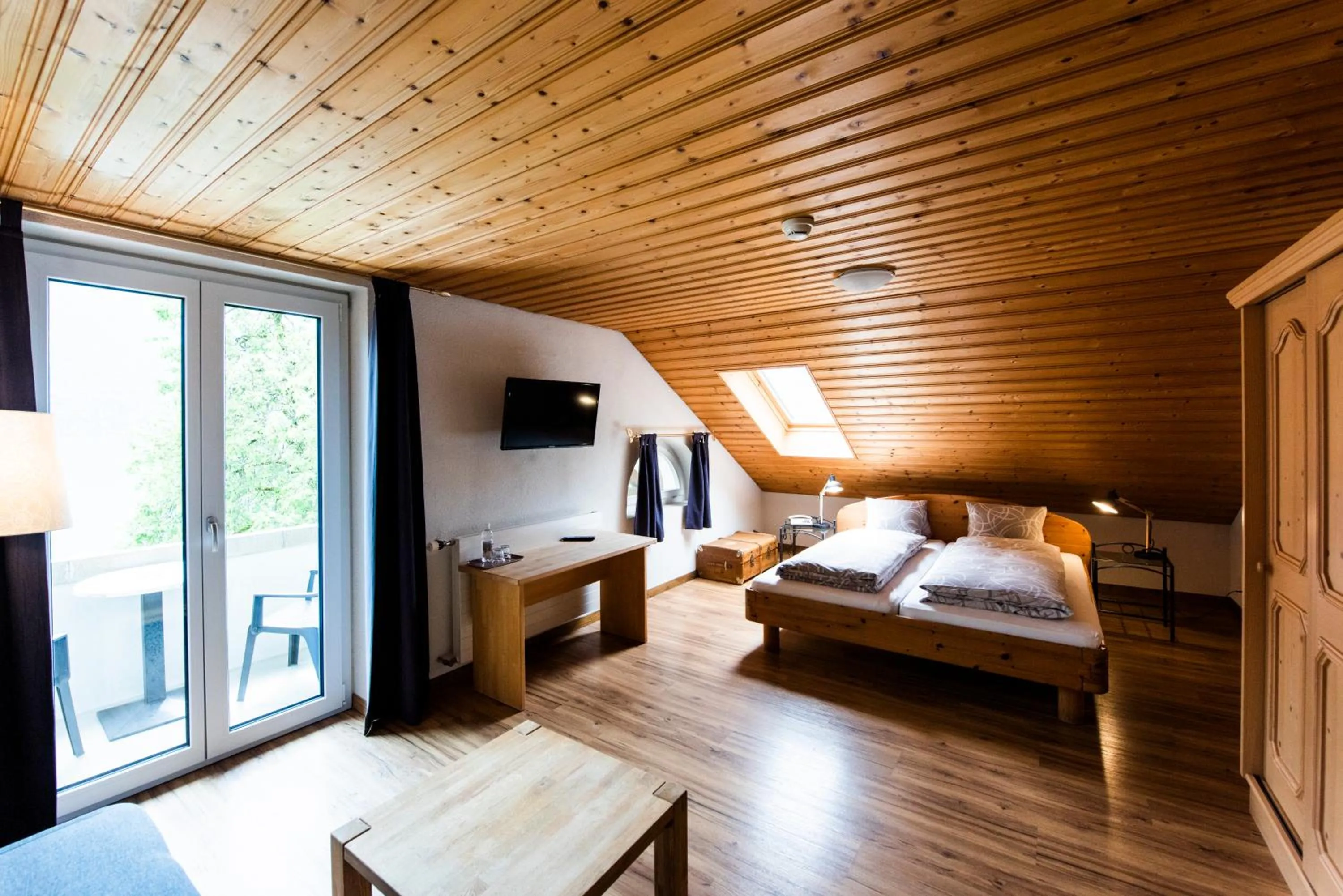 Bedroom, Bed in Hotel Brienzerburli