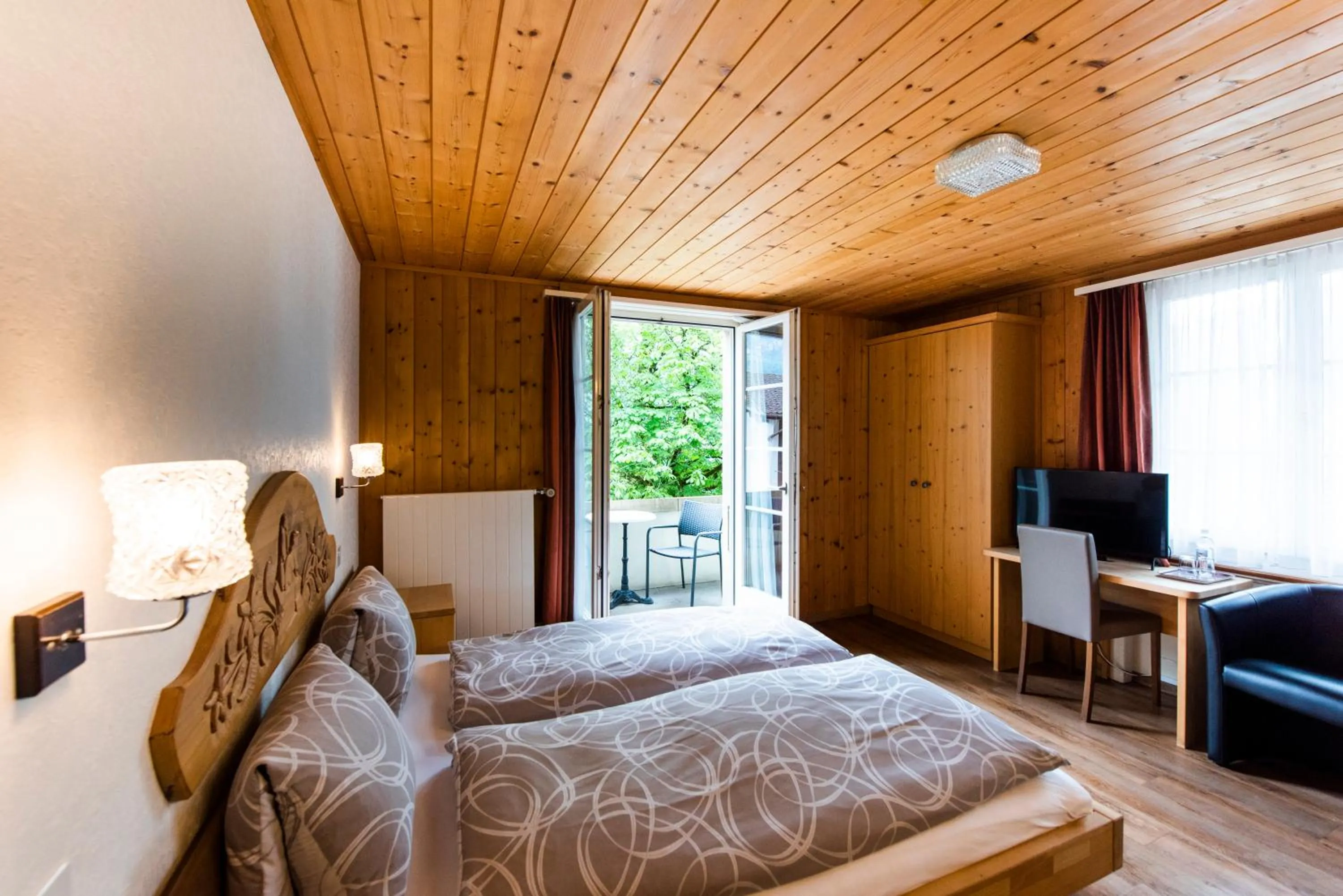 Bedroom, Bed in Hotel Brienzerburli