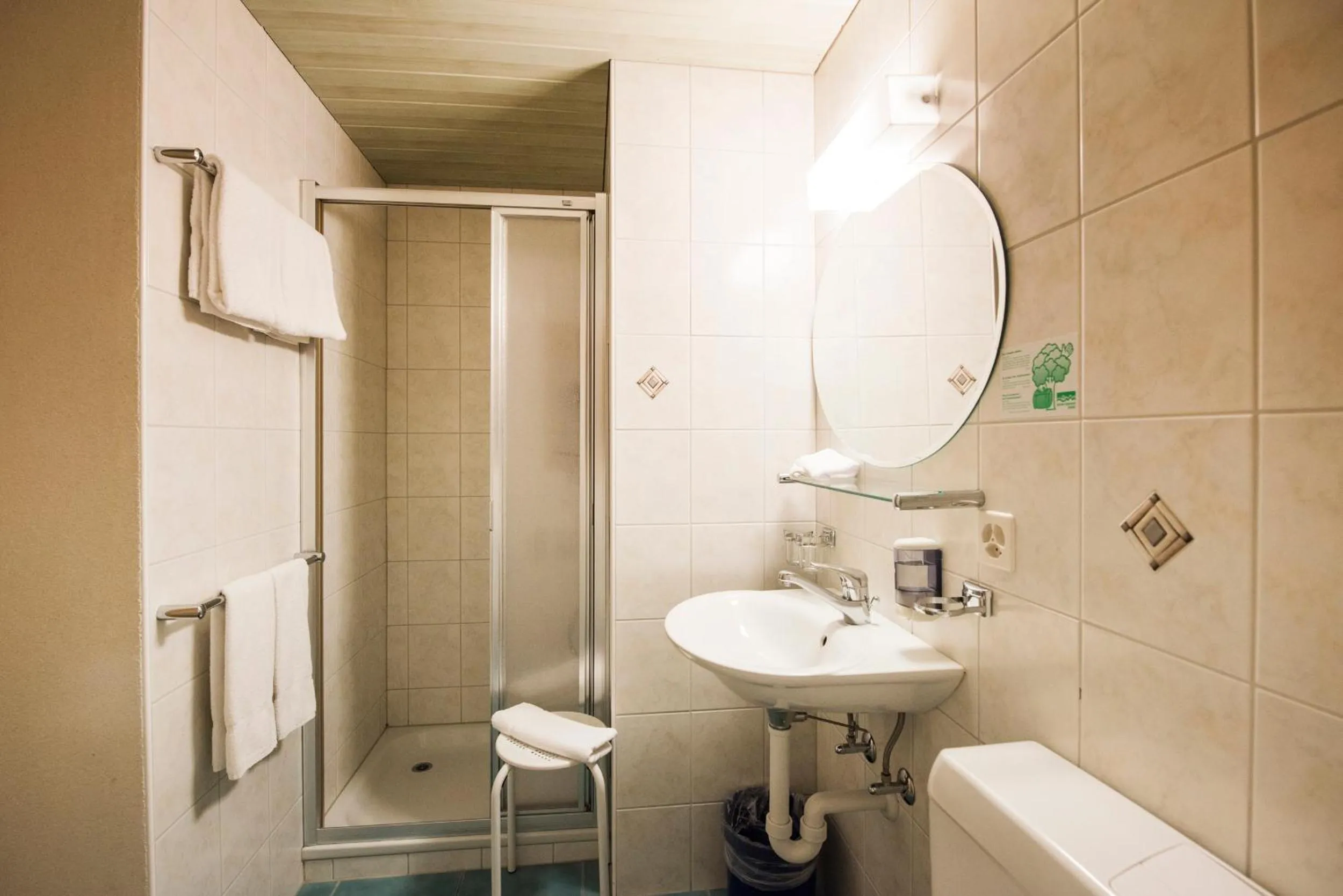 Shower in Hotel Brienzerburli