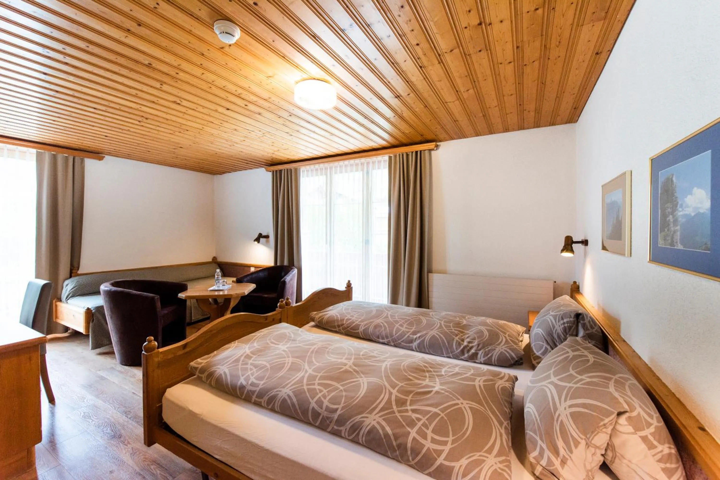 Bedroom, Bed in Hotel Brienzerburli