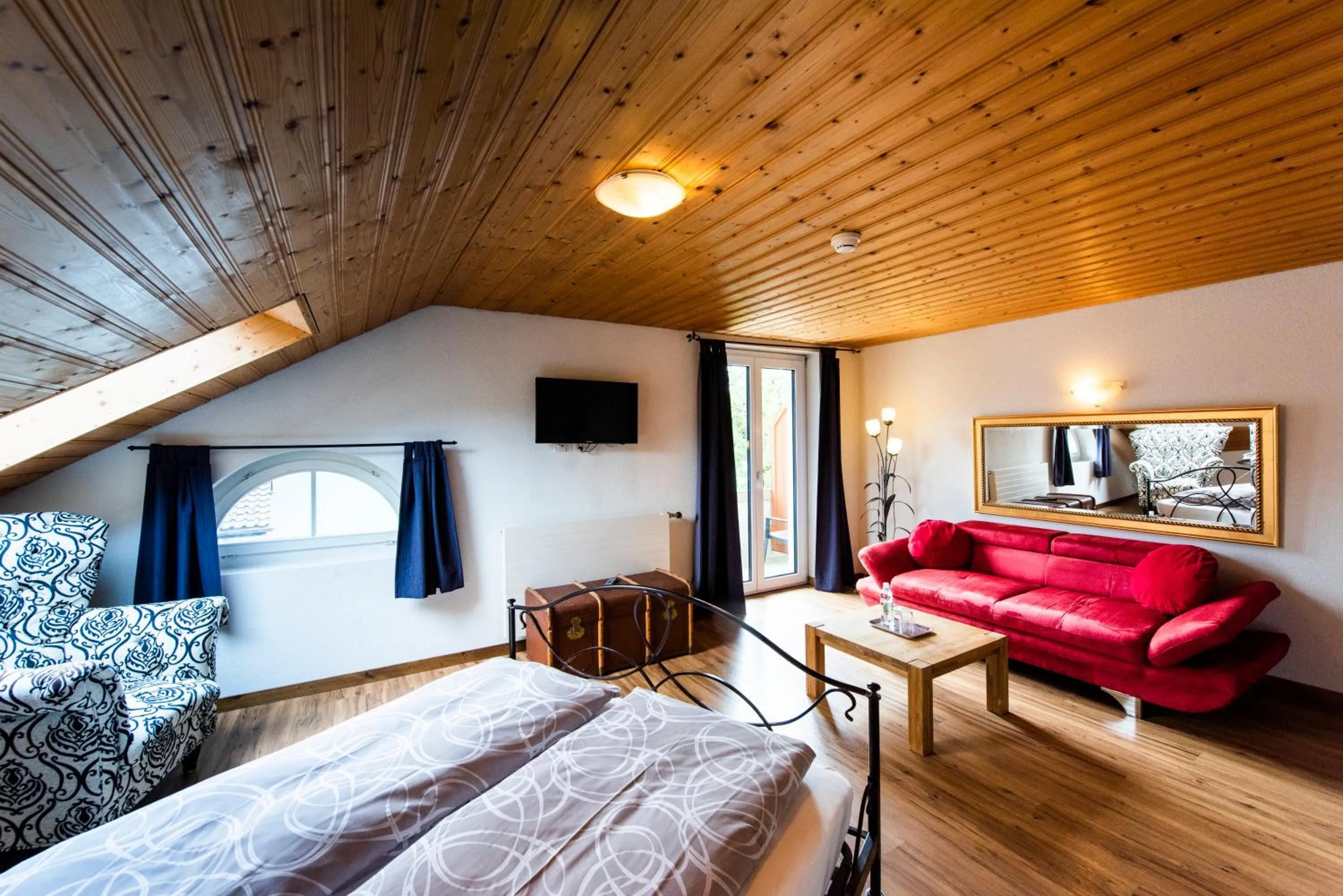 Bedroom, Bed in Hotel Brienzerburli