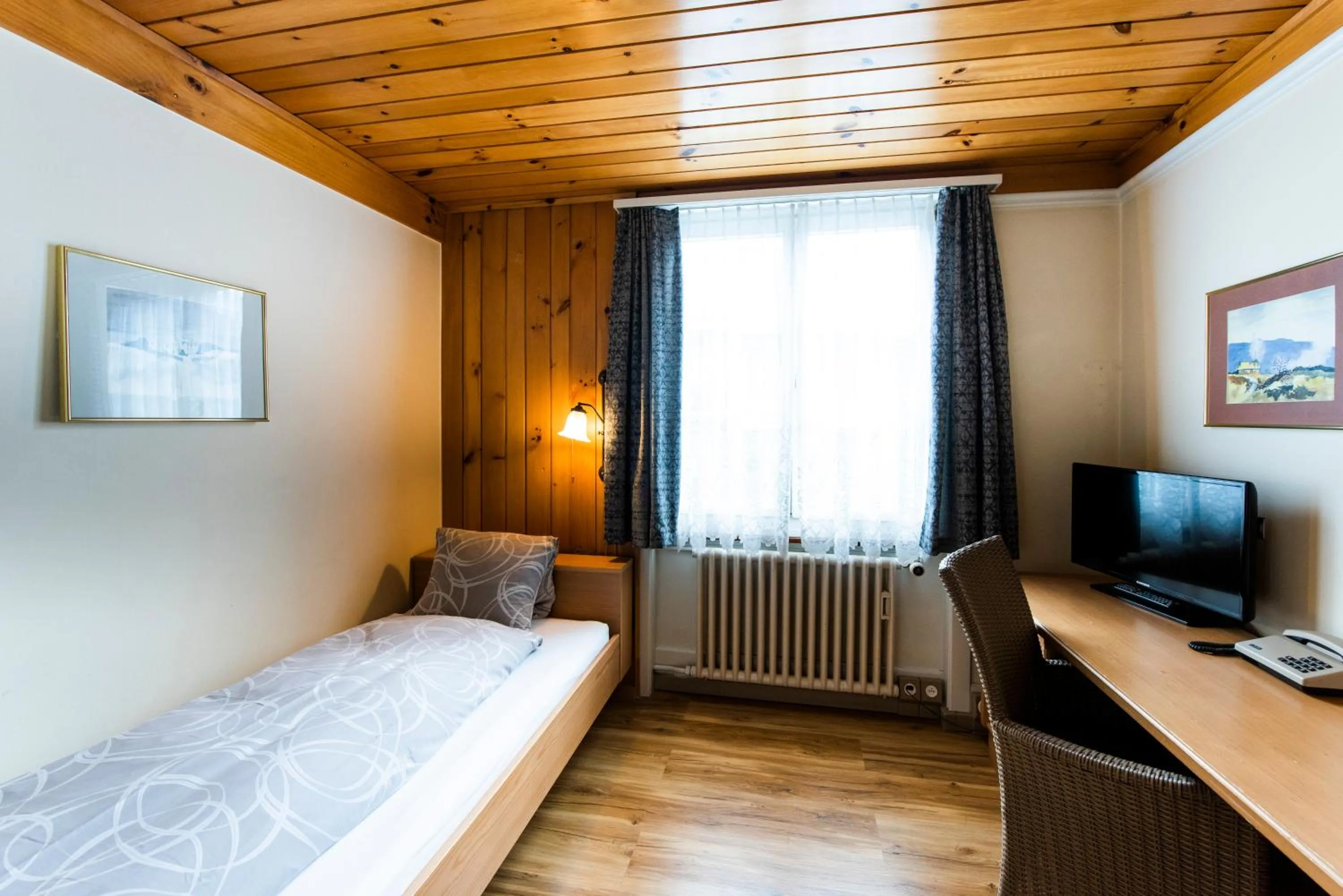 Photo of the whole room, Bed in Hotel Brienzerburli