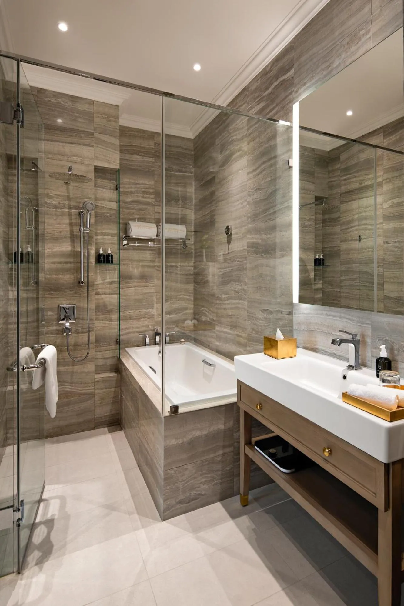 Toilet in The Grand Mansion Menteng