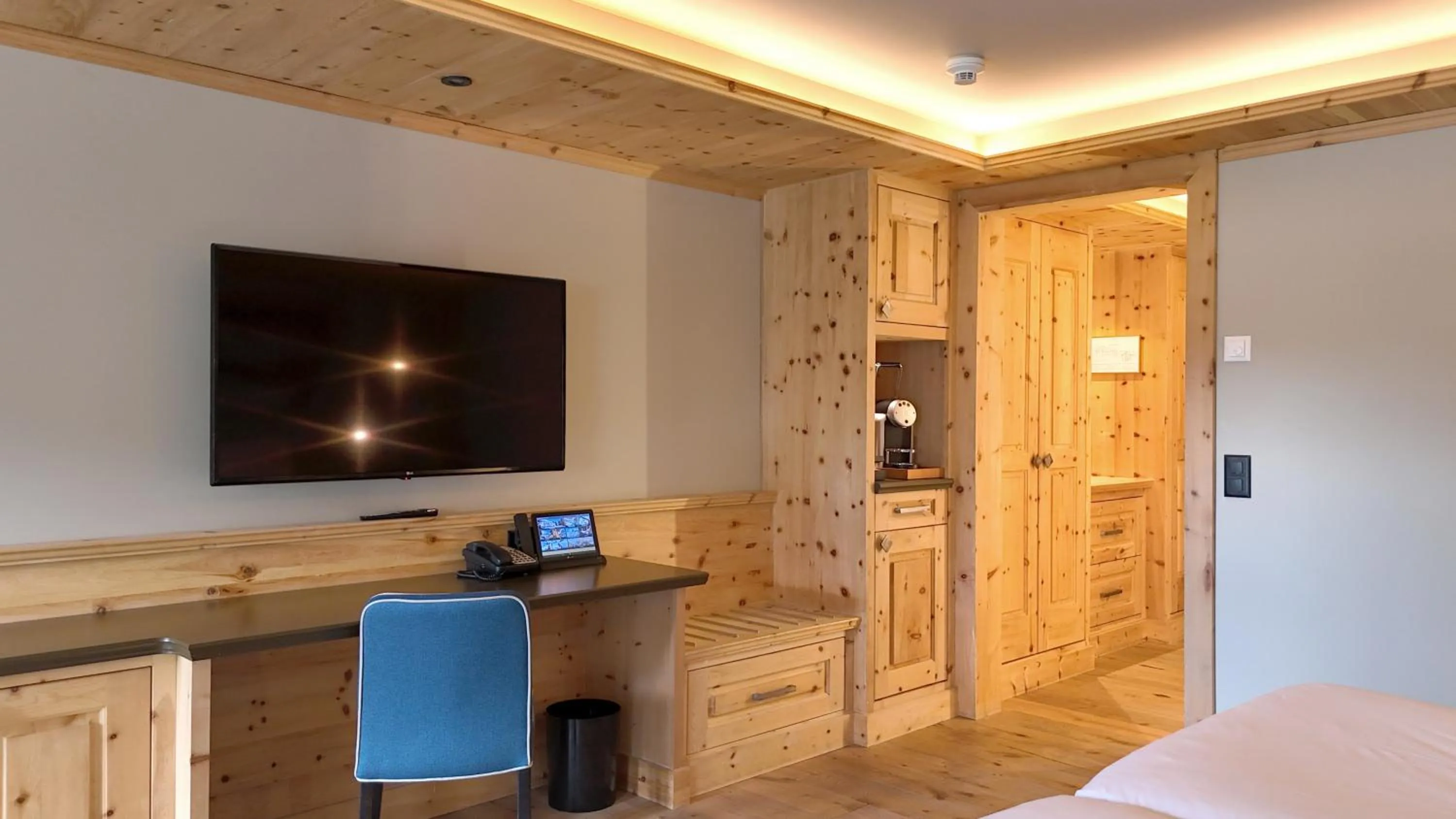 Photo of the whole room, Bed in Hotel Seehof Davos