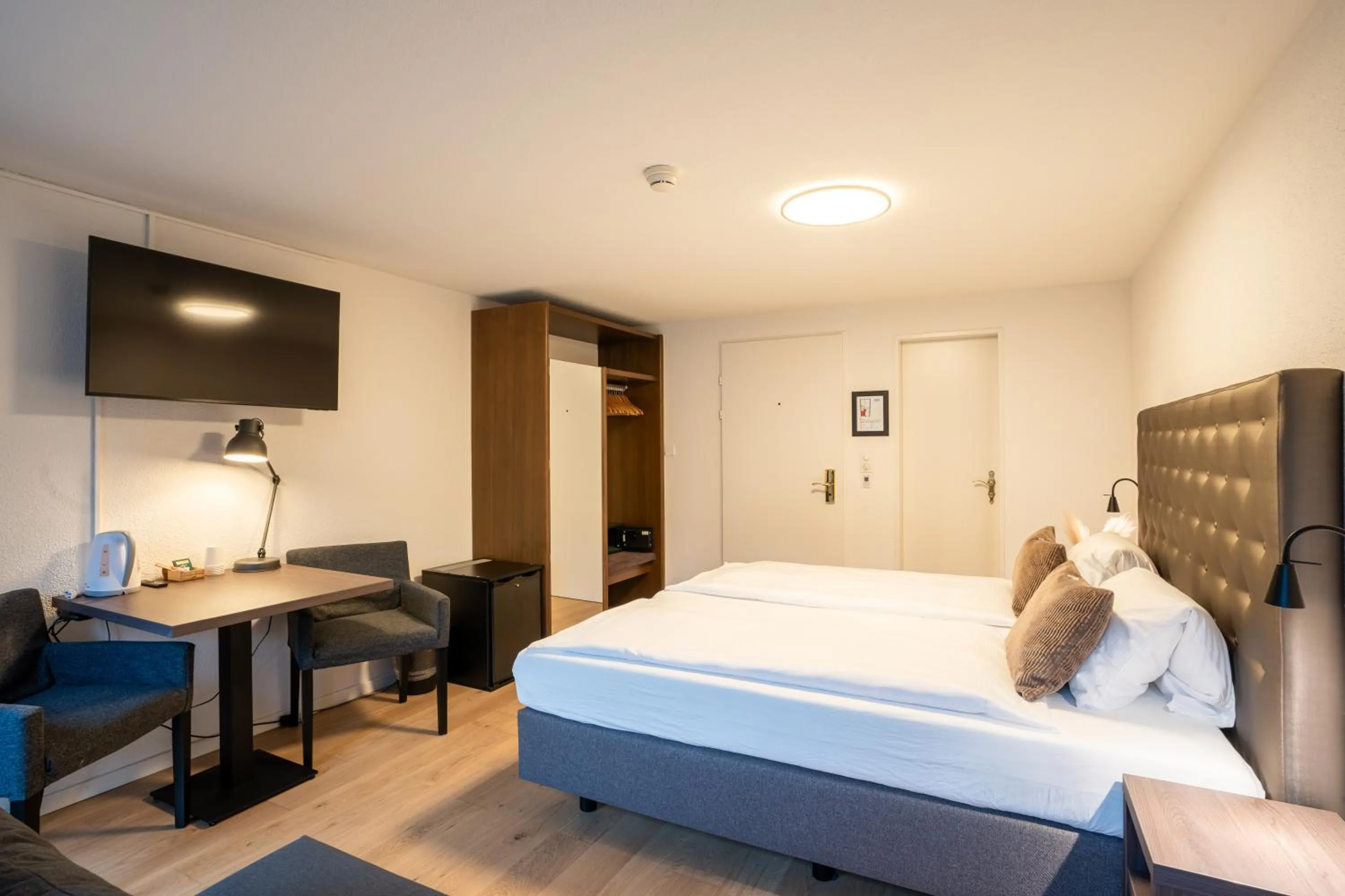 Photo of the whole room, Bed in Hotel Baslertor