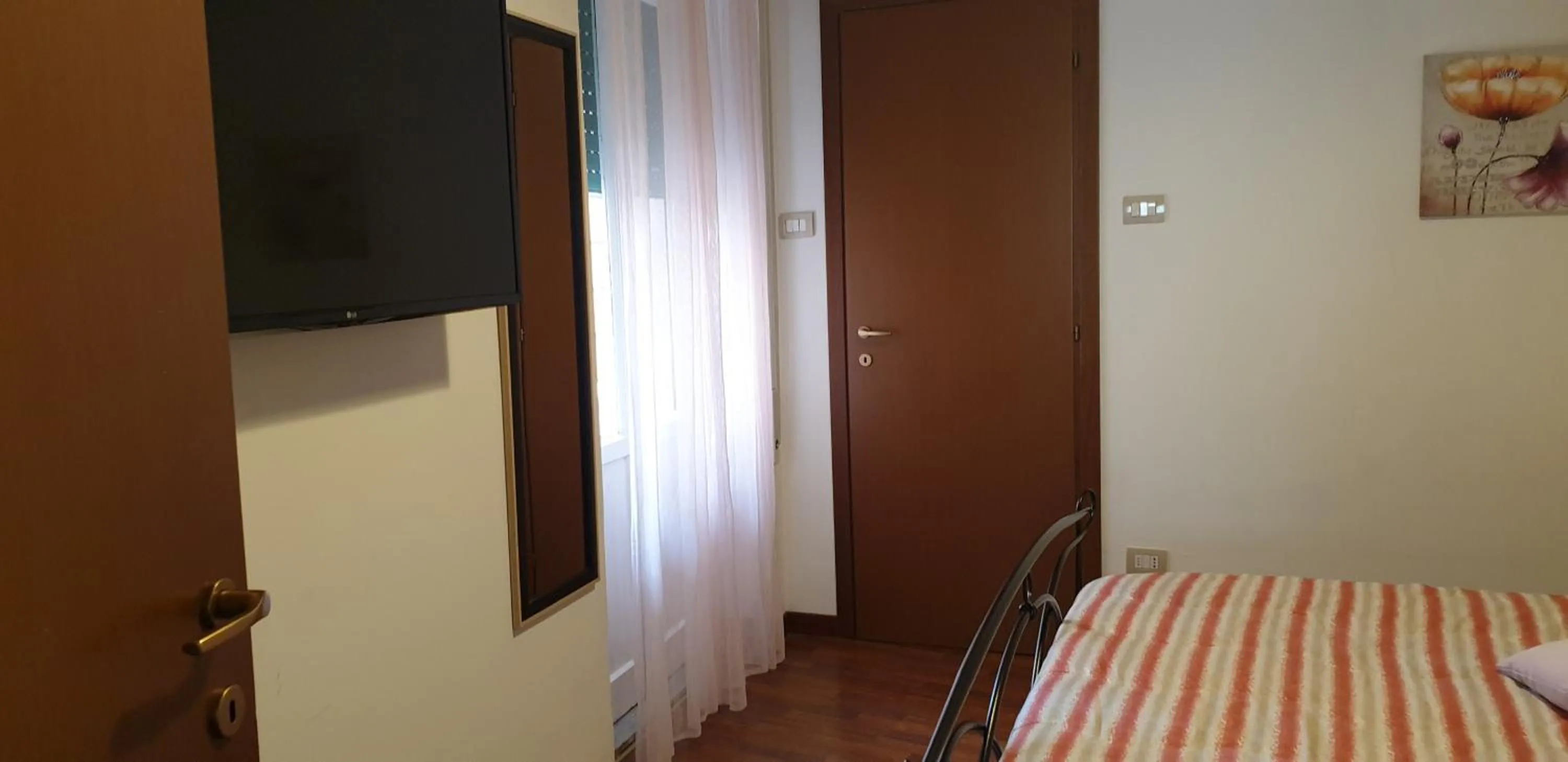 Photo of the whole room, Bed in Saint Peter Vatican City Large Apartment Barbara casa vacanza