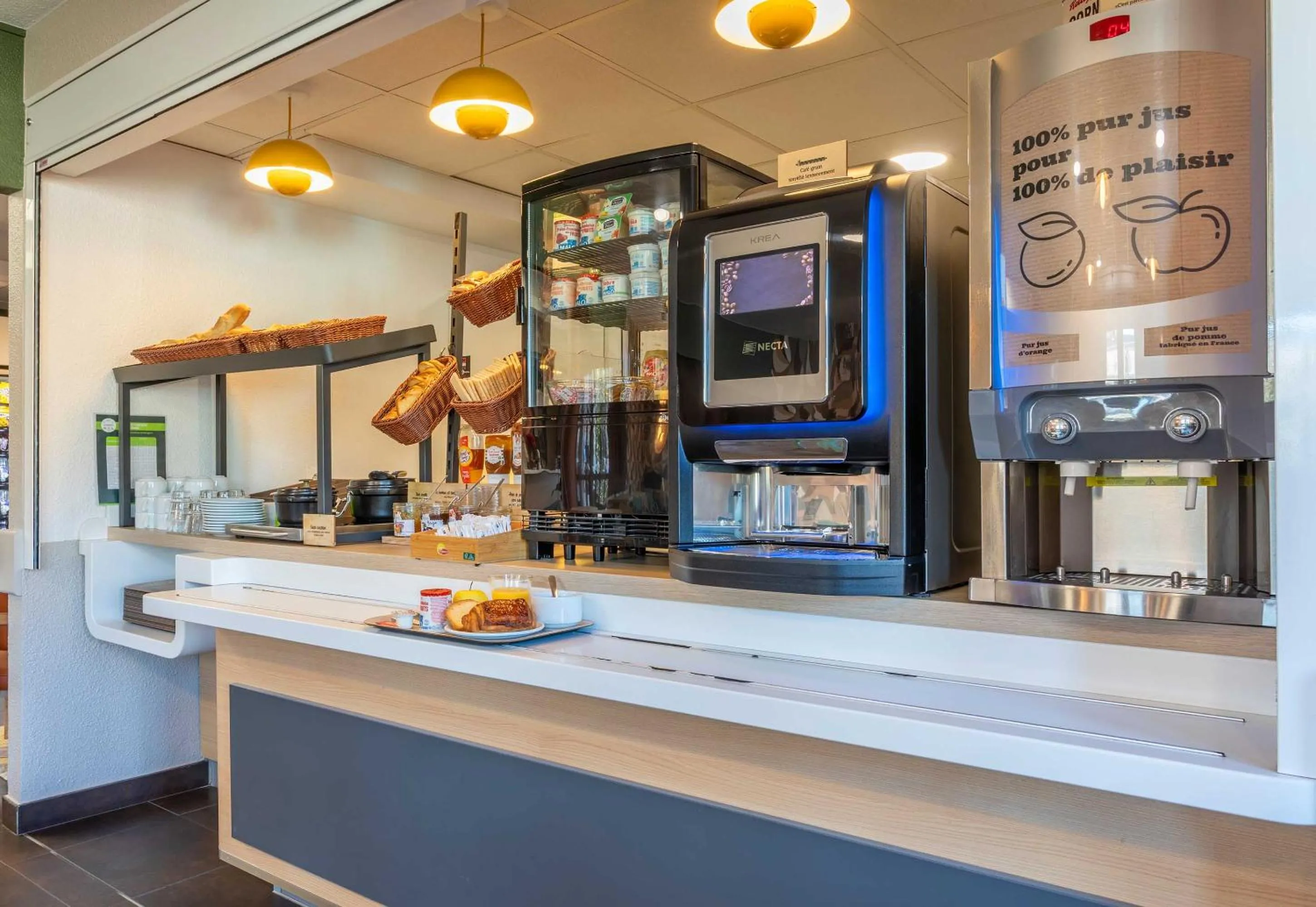 Buffet breakfast in B&B HOTEL Aix-en-Provence Meyreuil Sainte-Victoire