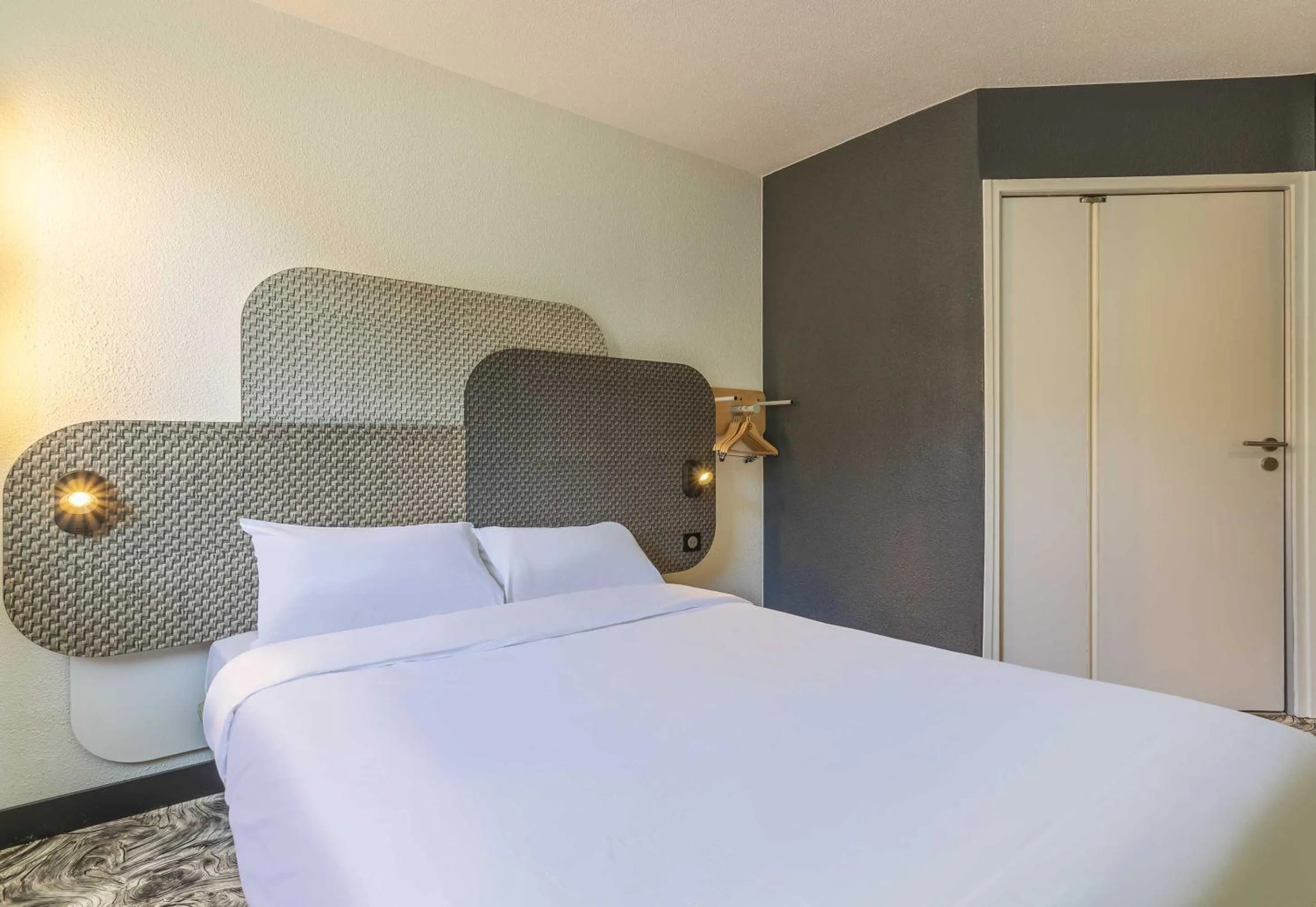 Bedroom, Bed in B&B HOTEL Aix-en-Provence Meyreuil Sainte-Victoire