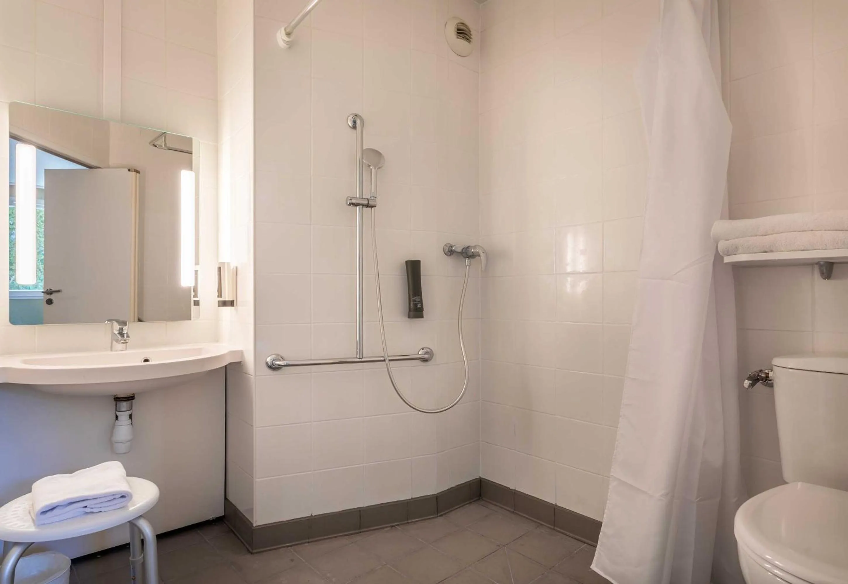 Shower in B&B HOTEL Aix-en-Provence Meyreuil Sainte-Victoire