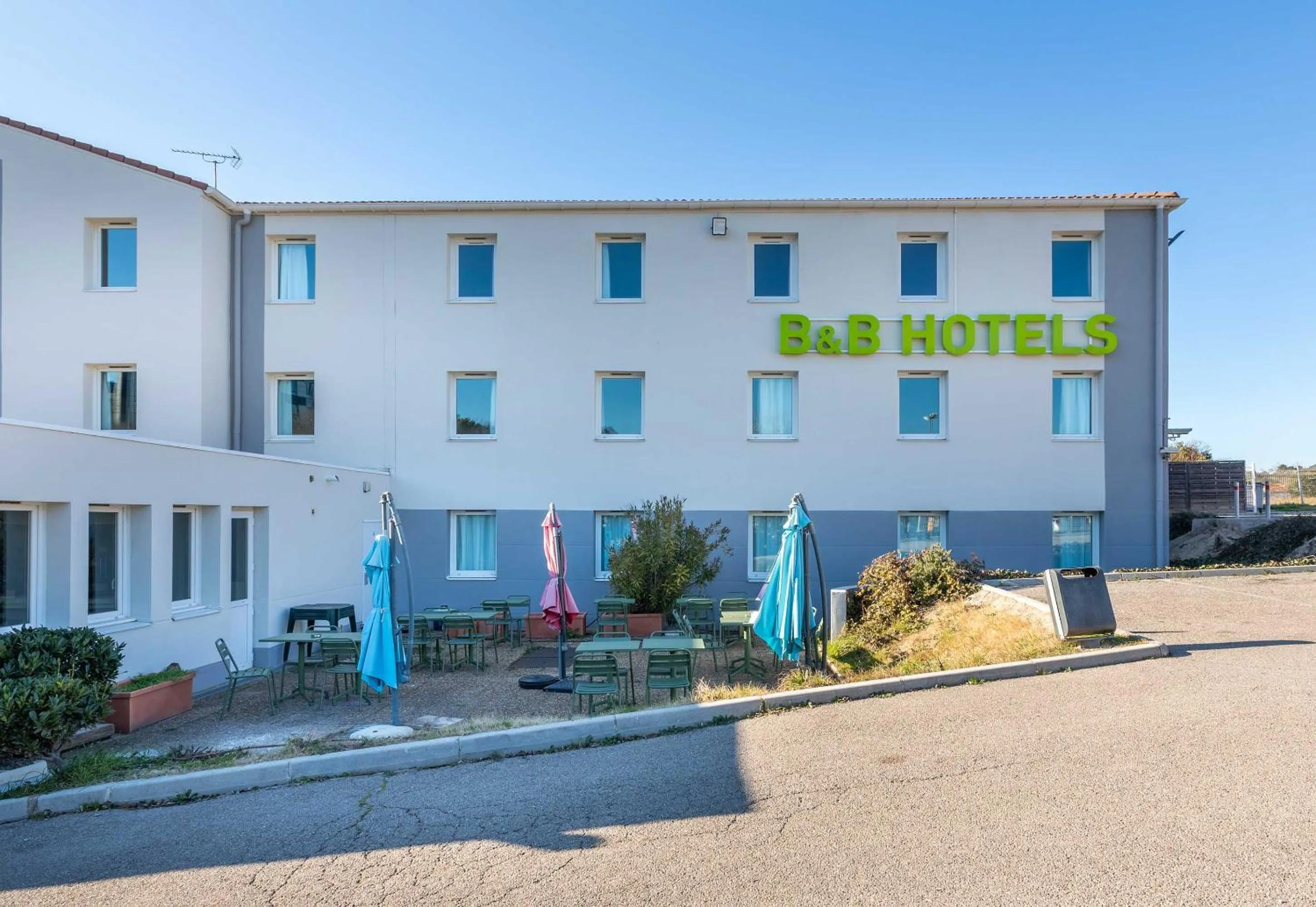 Property building in B&B HOTEL Aix-en-Provence Meyreuil Sainte-Victoire