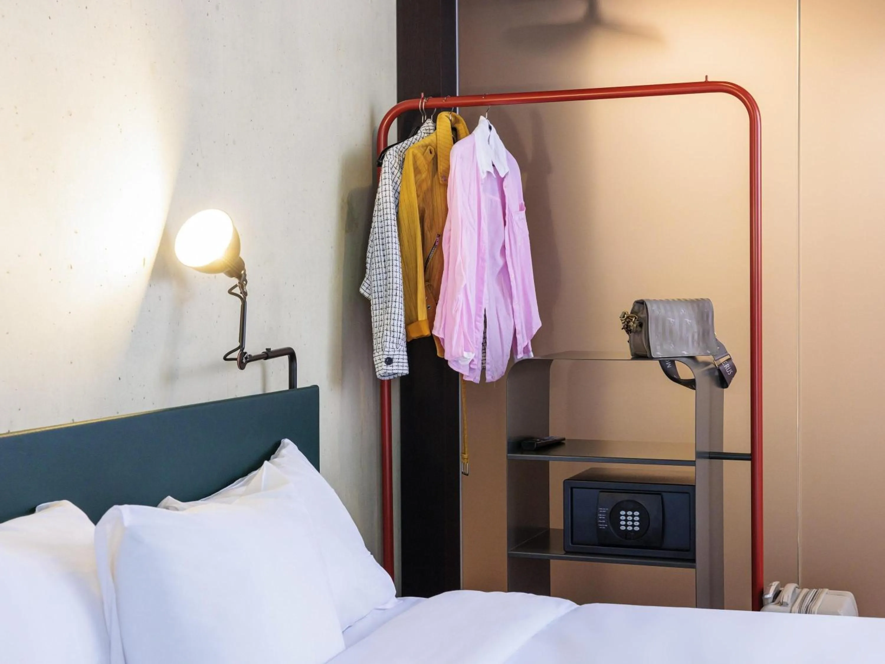 Bedroom, Bed in ibis Styles Bern City