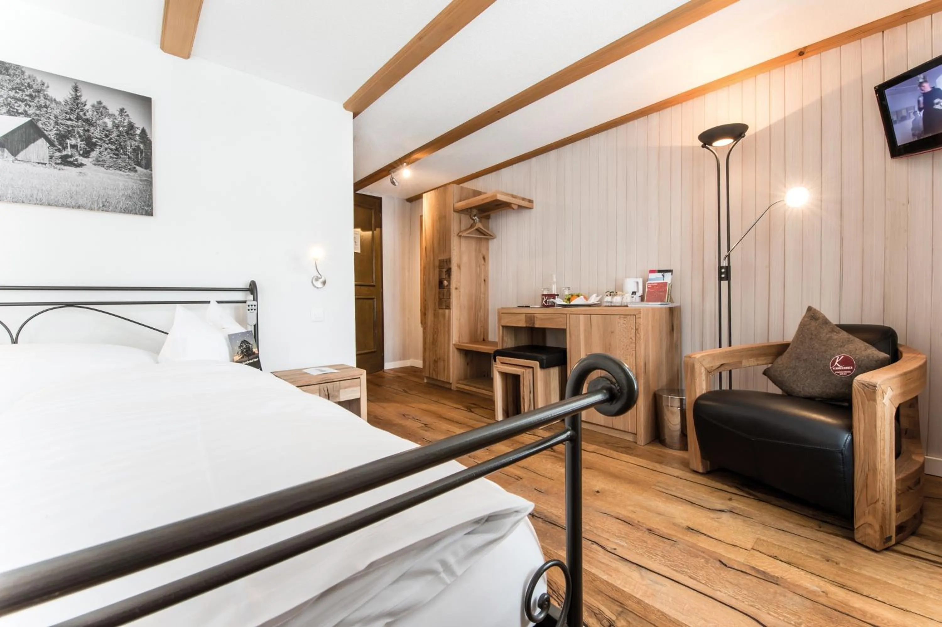 Photo of the whole room, Bed in Hotel Kemmeriboden-Bad AG