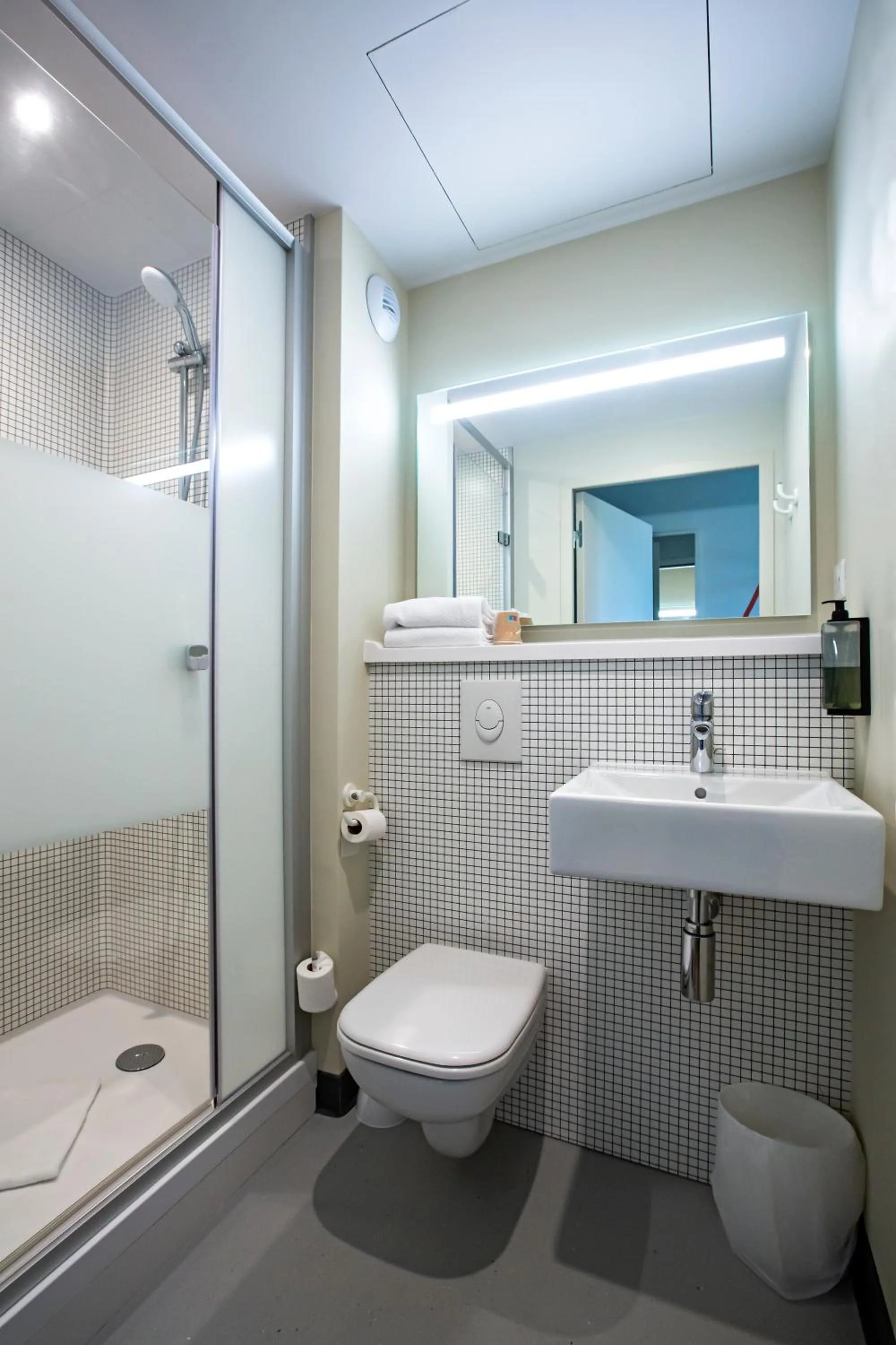 Shower in Hotel Ibis Budget Montpellier Centre Millenaire -